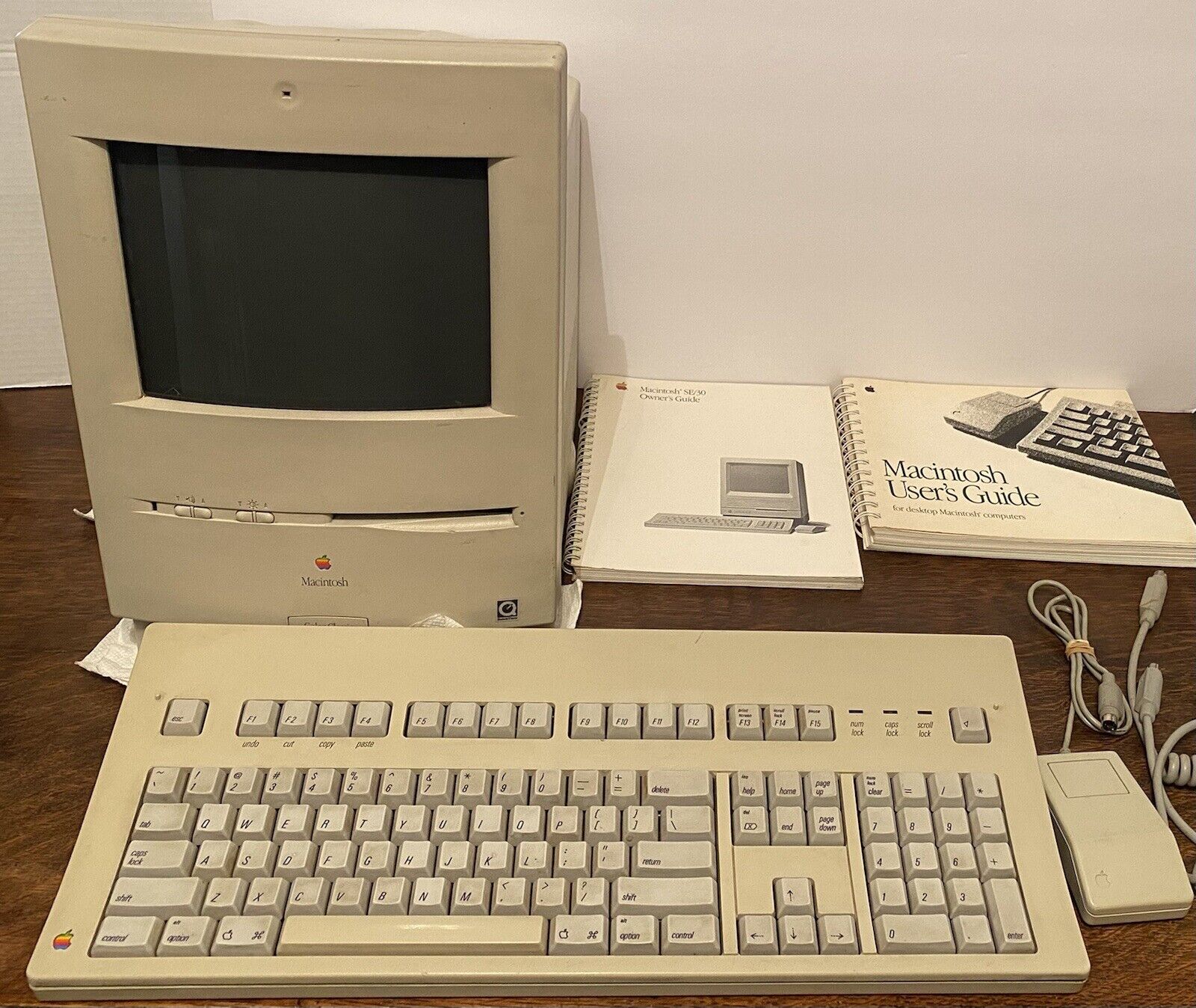 Vintage Apple - Macintosh Color Classic M1600 with Install Discs