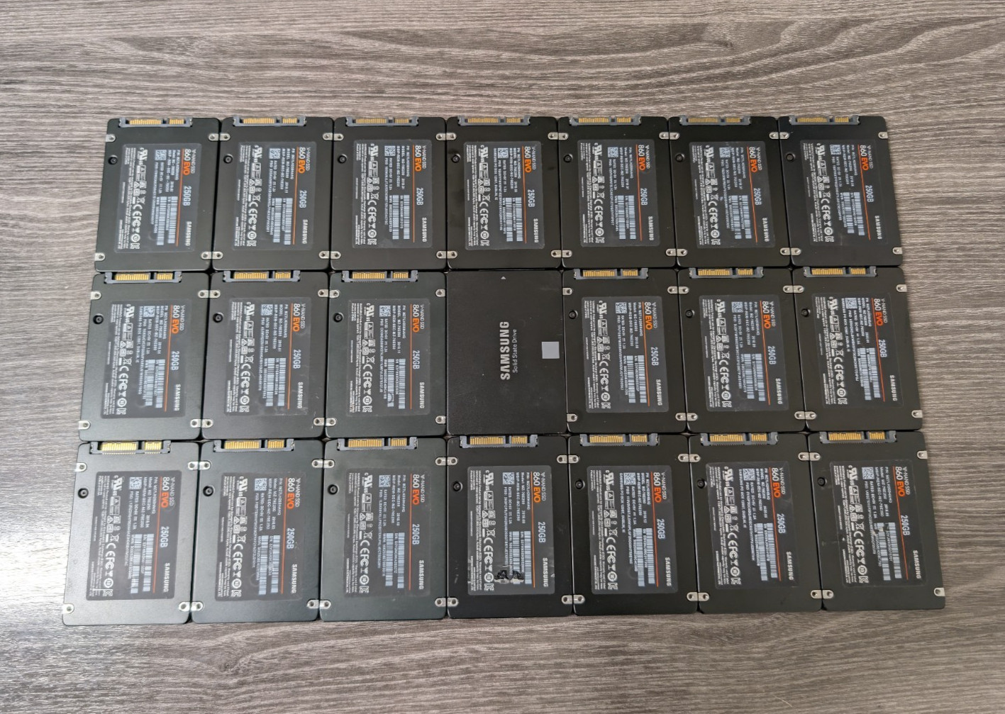 LOT of 21 Samsung V-NAND 860 EVO MZ-76E250 250GB SSD 2.5