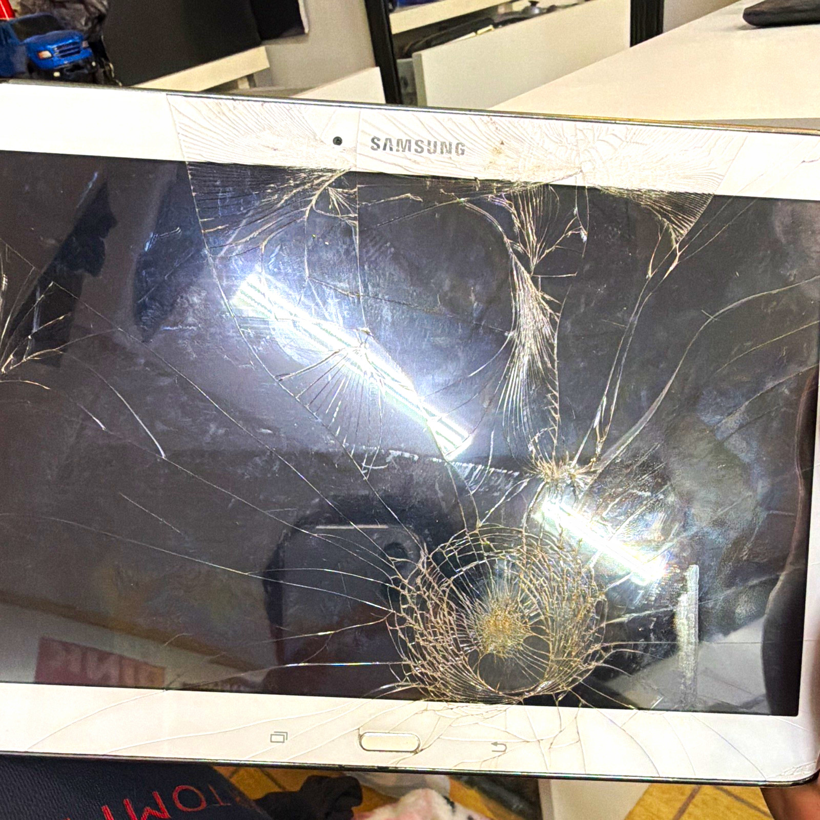 Samsung 10.1in Wi‑Fi Tablet 32GB White Cracked Screen For Parts/Repair