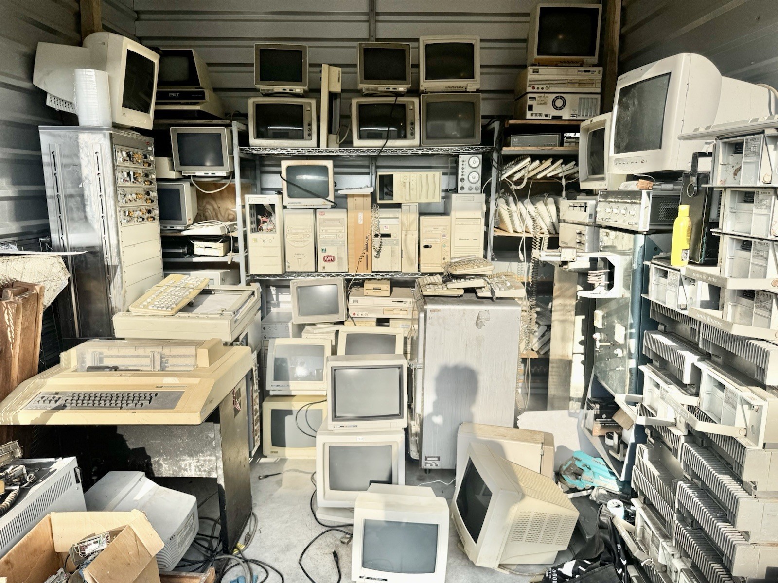 Vintage Computer Lot Commodore IBM Gateway AT Gaming Towers Huge CRT Lot