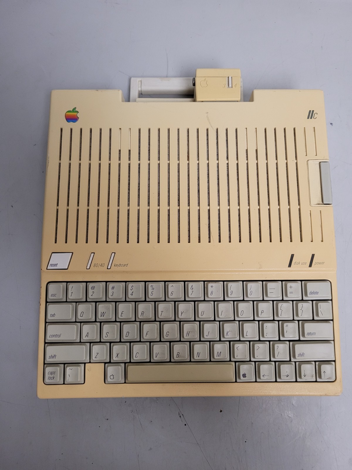 VINTAGE Apple IIc A2S4000 for parts as it is no power adapter or charger