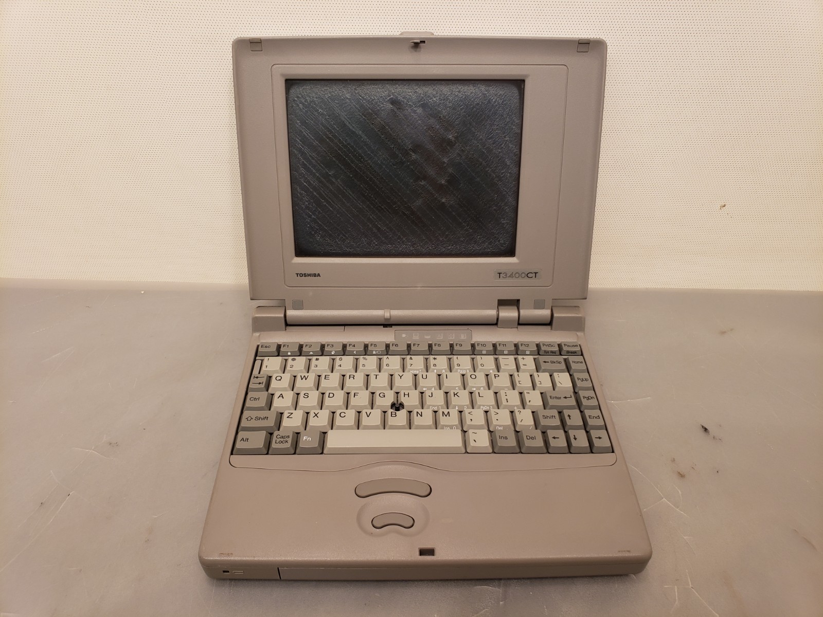 Vintage Toshiba T3400CT Mini Laptop 486SX-33, 4MB **NO POST, Bad Screen, AS-IS Vintage Toshiba T3400CT Mini Laptop 486SX-33, 4MB **NO POST, Bad Screen, AS-IS