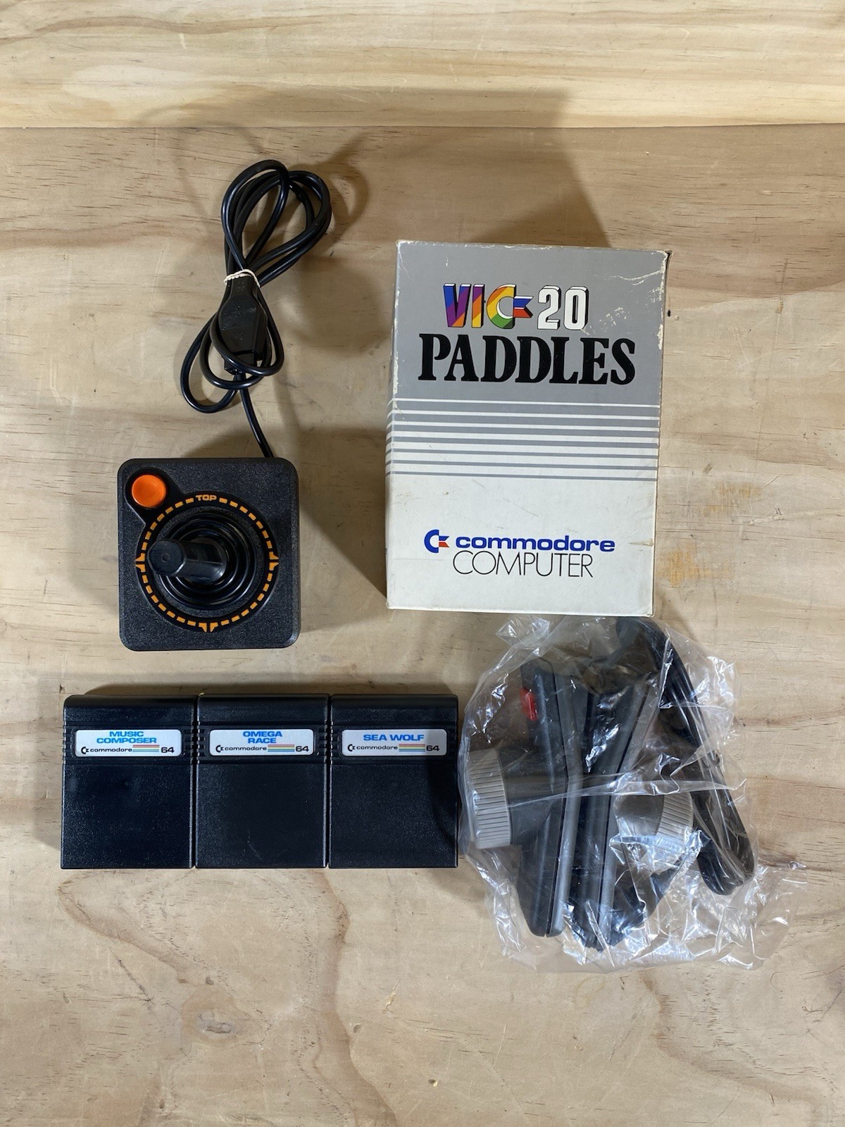 VIC 20 Paddles & Joystick ATARI &3cartidg  Boxed & Untested