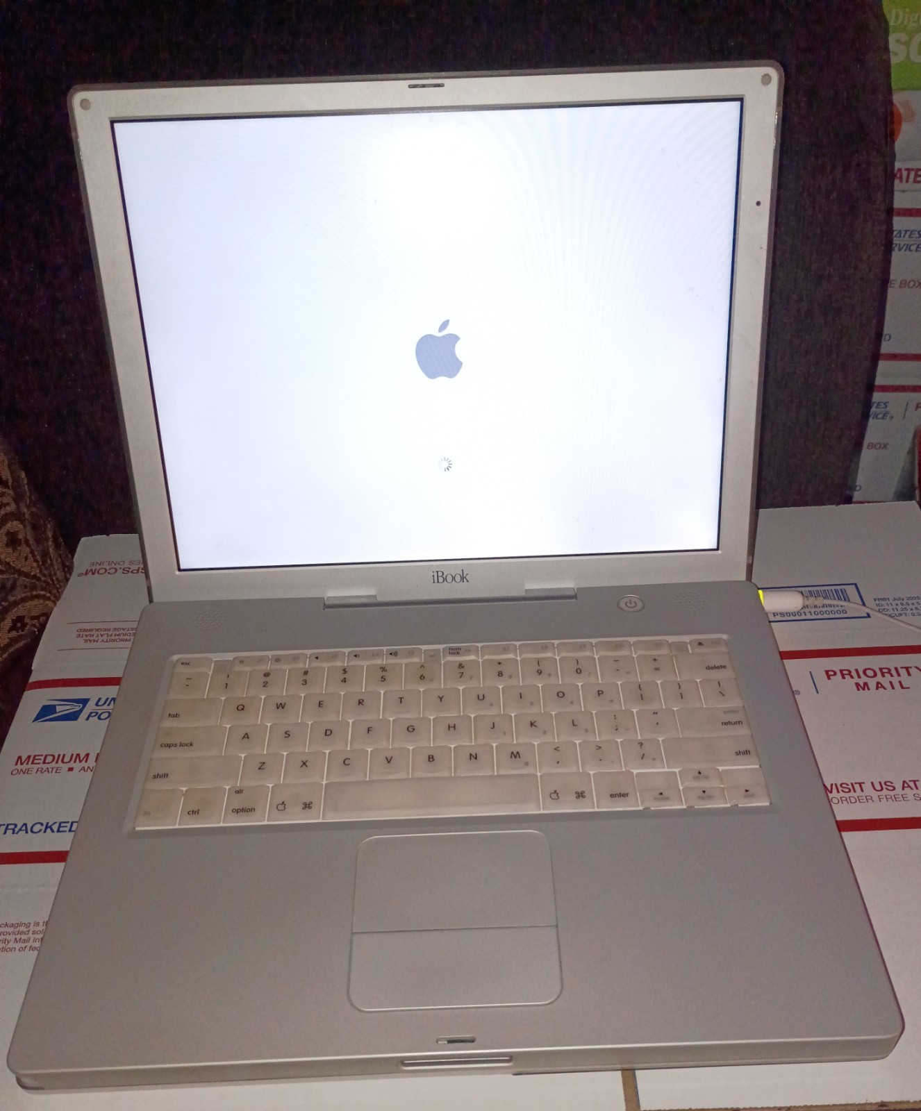 Vintage Apple iBook G3 14.1 Vintage Apple iBook G3 14.1