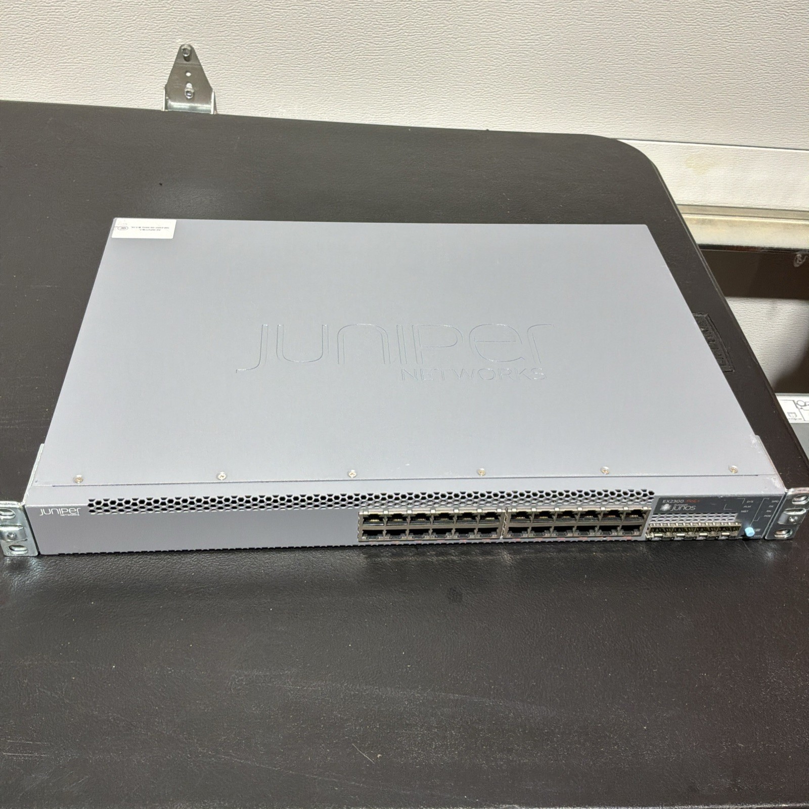 Juniper EX2300-24P 24-port Gigabit RJ-45 PoE 4-port 10Gb SFP+ Network Switch Juniper EX2300-24P 24-port Gigabit RJ-45 PoE 4-port 10Gb SFP+ Network Switch