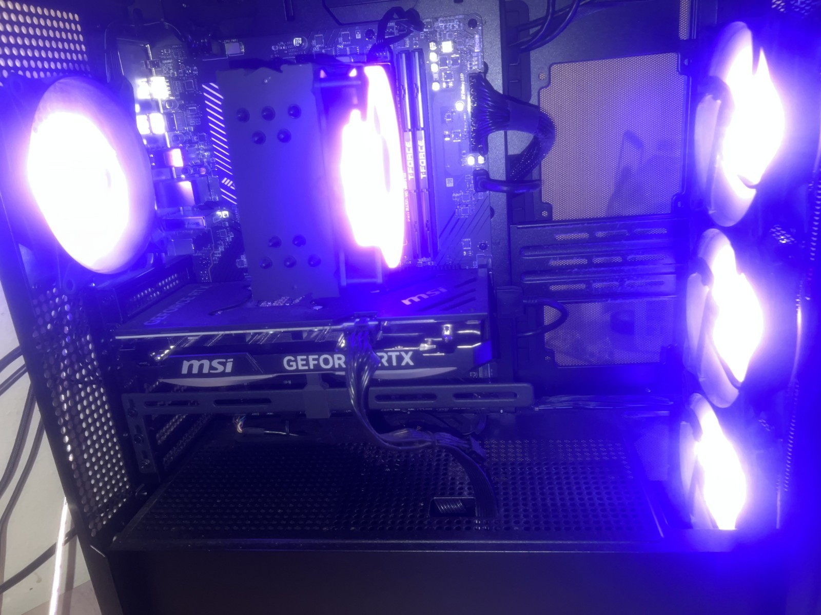 Gaming PC – RTX 4070 / Ryzen 7 8700F / 32GB RAM Gaming PC – RTX 4070 / Ryzen 7 8700F / 32GB RAM