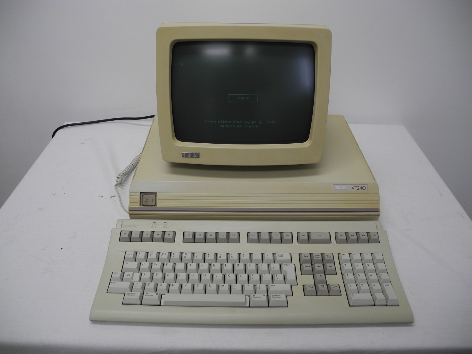 VINTAGE DEC VT240-BA VIDEO GRAPHICS TERMINAL, VR201-B VS240-B LK401-AA & CABLE VINTAGE DEC VT240-BA VIDEO GRAPHICS TERMINAL, VR201-B VS240-B LK401-AA & CABLE
