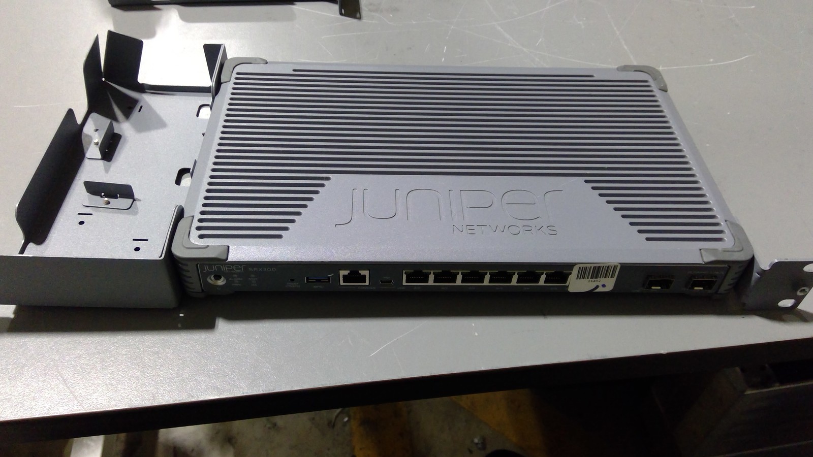 Juniper Networks SRX300 Rev: A Network Switch
