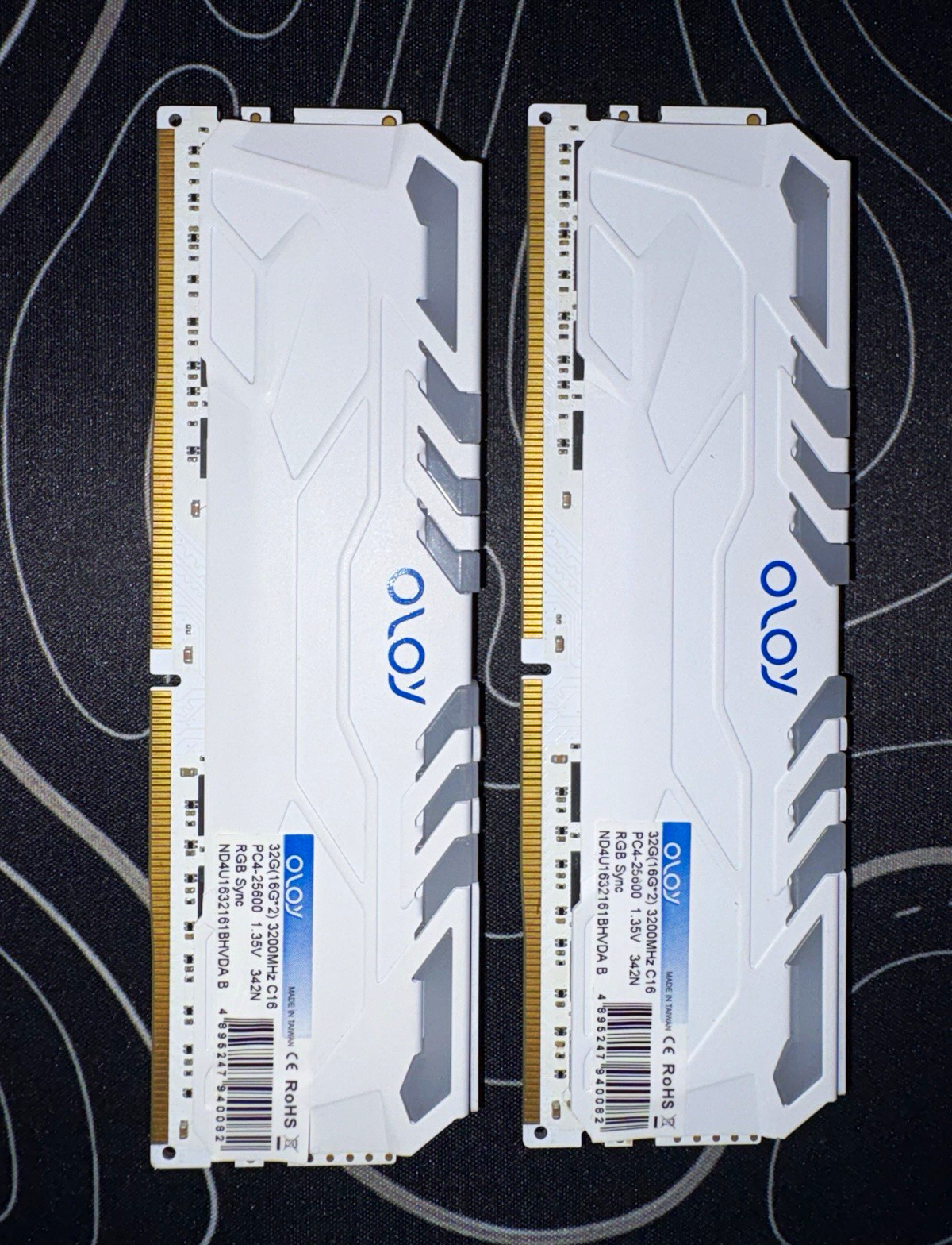 OLOy 32GB (2x16GB) DDR4-3200 PC4-25600 288-Pin UDIMM RGB Sync