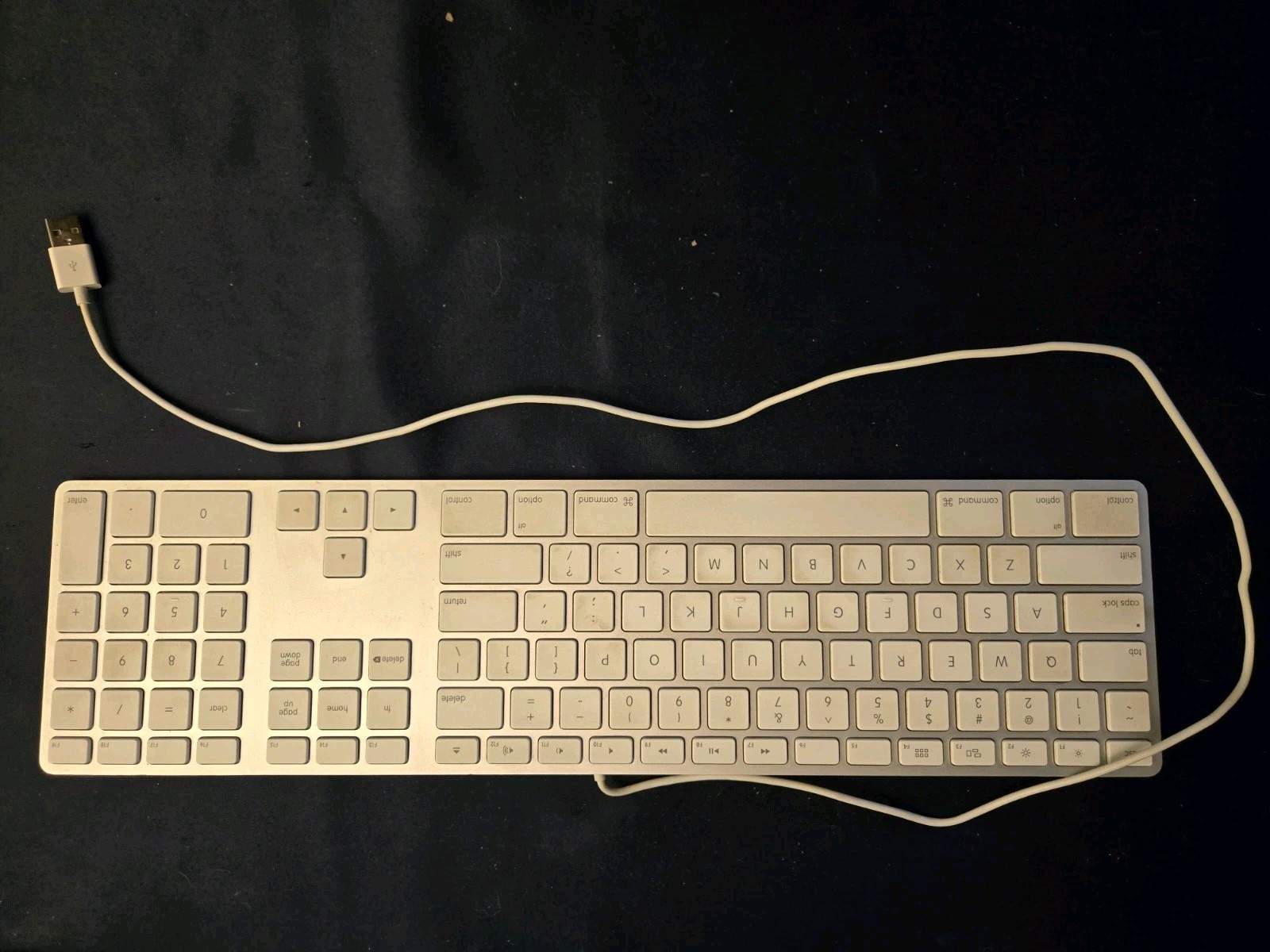 Apple A1243 Aluminum Wired Keyboard Full Size Slim Mac Genuine OEM Apple A1243 Aluminum Wired Keyboard Full Size Slim Mac Genuine OEM