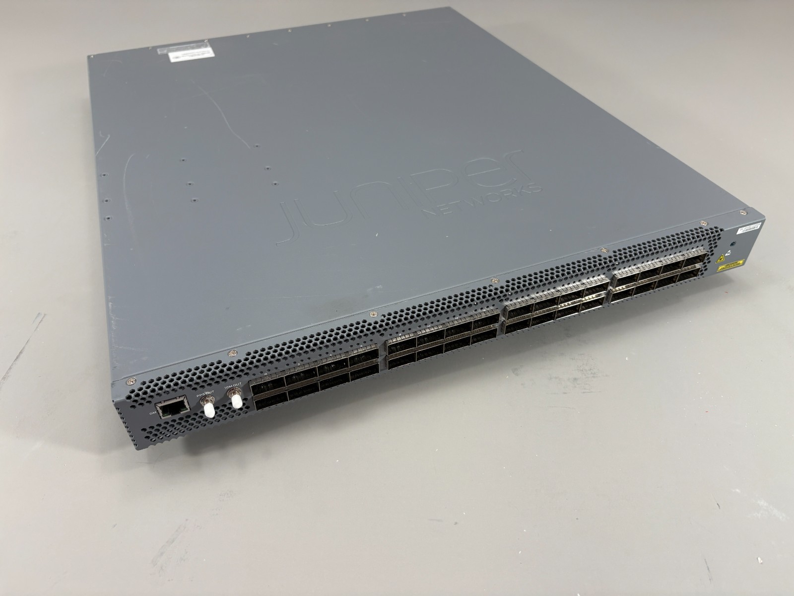 Juniper QFX5200-32C-AFI 32-Port 100GbE Switch NON-WORKING FOR PARTS NO PSU/FANS Juniper QFX5200-32C-AFI 32-Port 100GbE Switch NON-WORKING FOR PARTS NO PSU/FANS