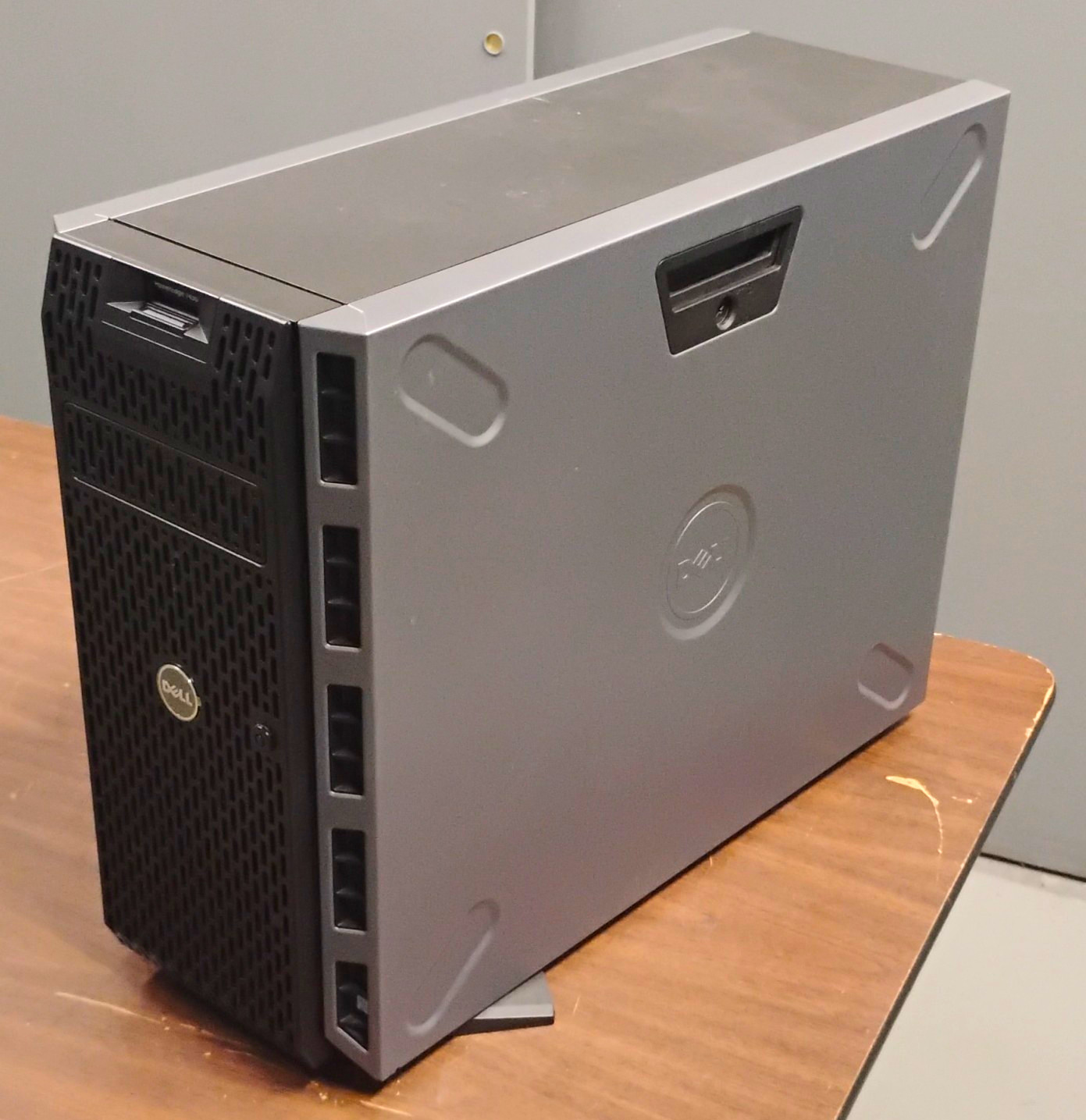Dell PowerEdge T430 Tower Server Xeon E5-2609 v4 PERC H330 2x495W PSU No RAM/HDD
