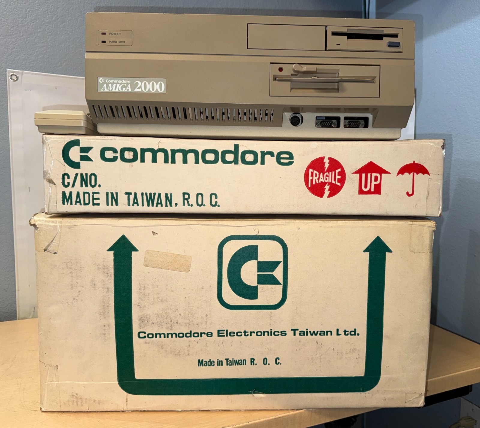 Commodore Amiga 2000 Rev 4.2 (PAL, Kickstart 1.3) Computer Keyboard Mouse Box SB