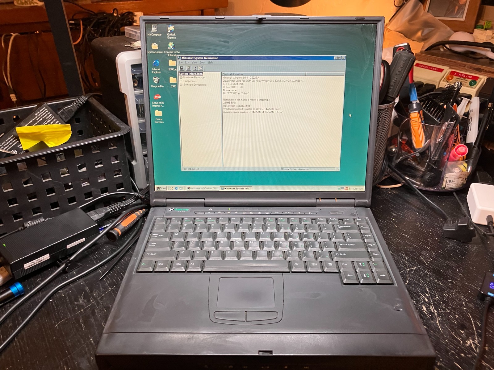 Rare Vintage Gateway Solo Pro 9300 15\