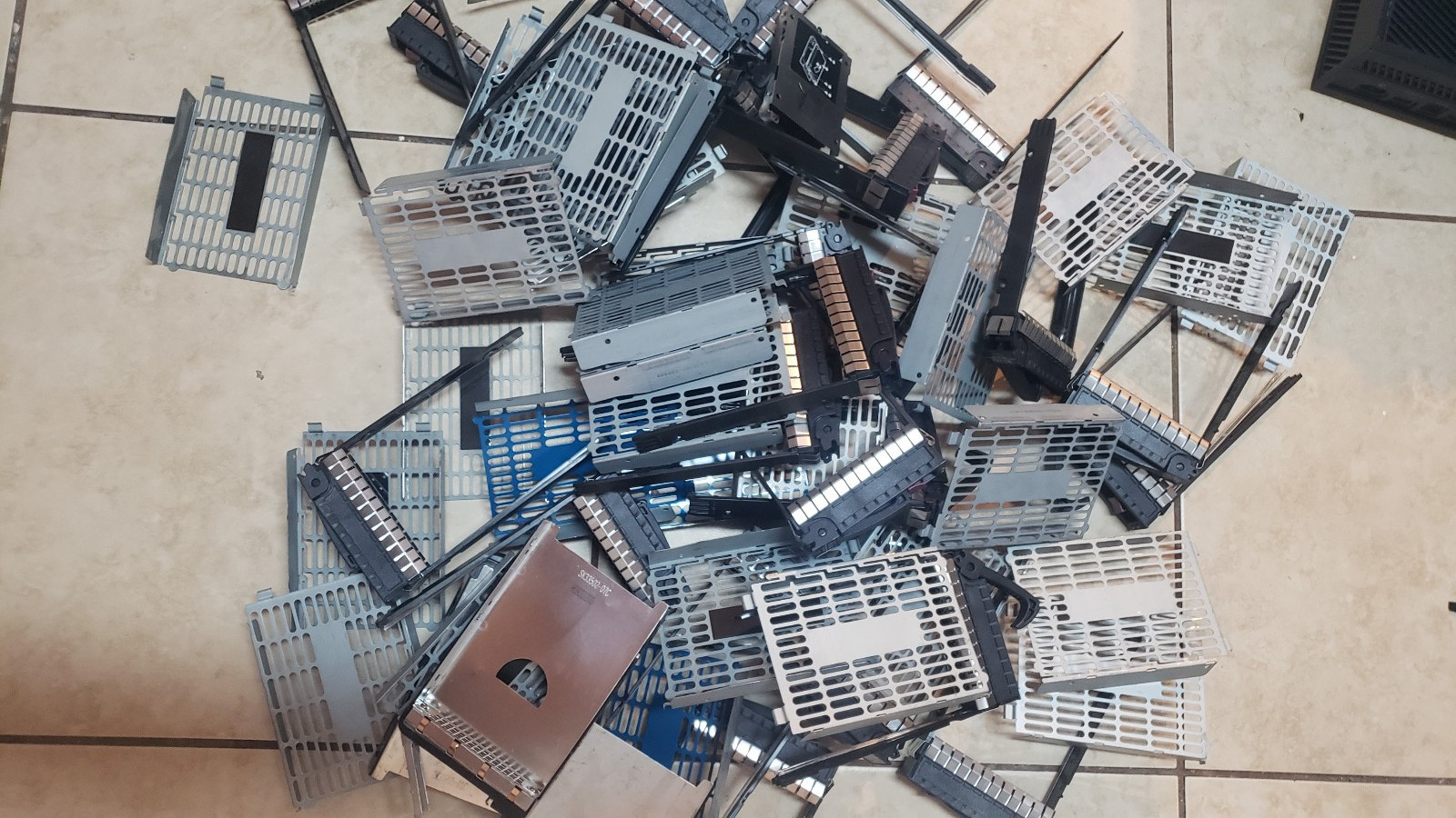 Lot 30+ Seagate IBM 9Y5066-149 2.5\