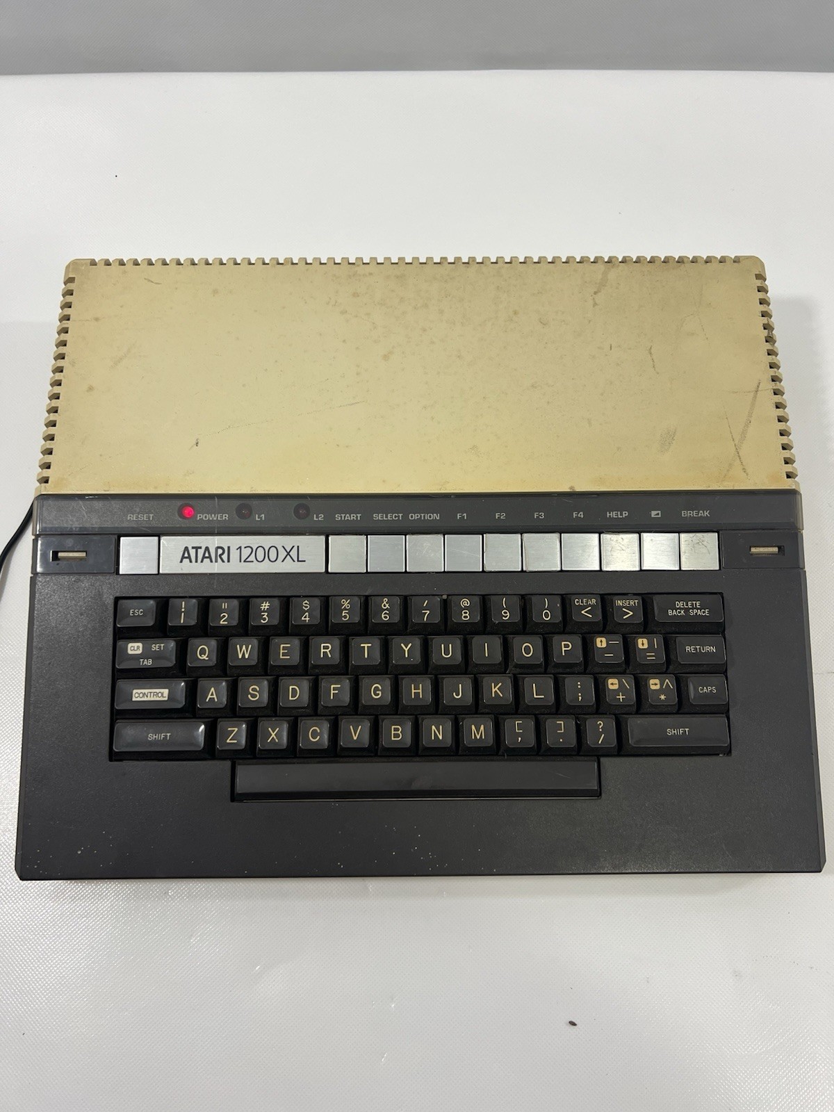 VTG Atari 1200XL Home Computer System 1200 XL “Powers On” Parts or Repair