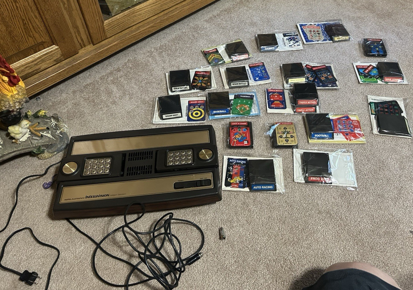 VINTAGE VIDEO GAME INTELLIVISION CONSOLE PLUS 17 INTELLIVISION GAMES WORKING VINTAGE VIDEO GAME INTELLIVISION CONSOLE PLUS 17 INTELLIVISION GAMES WORKING