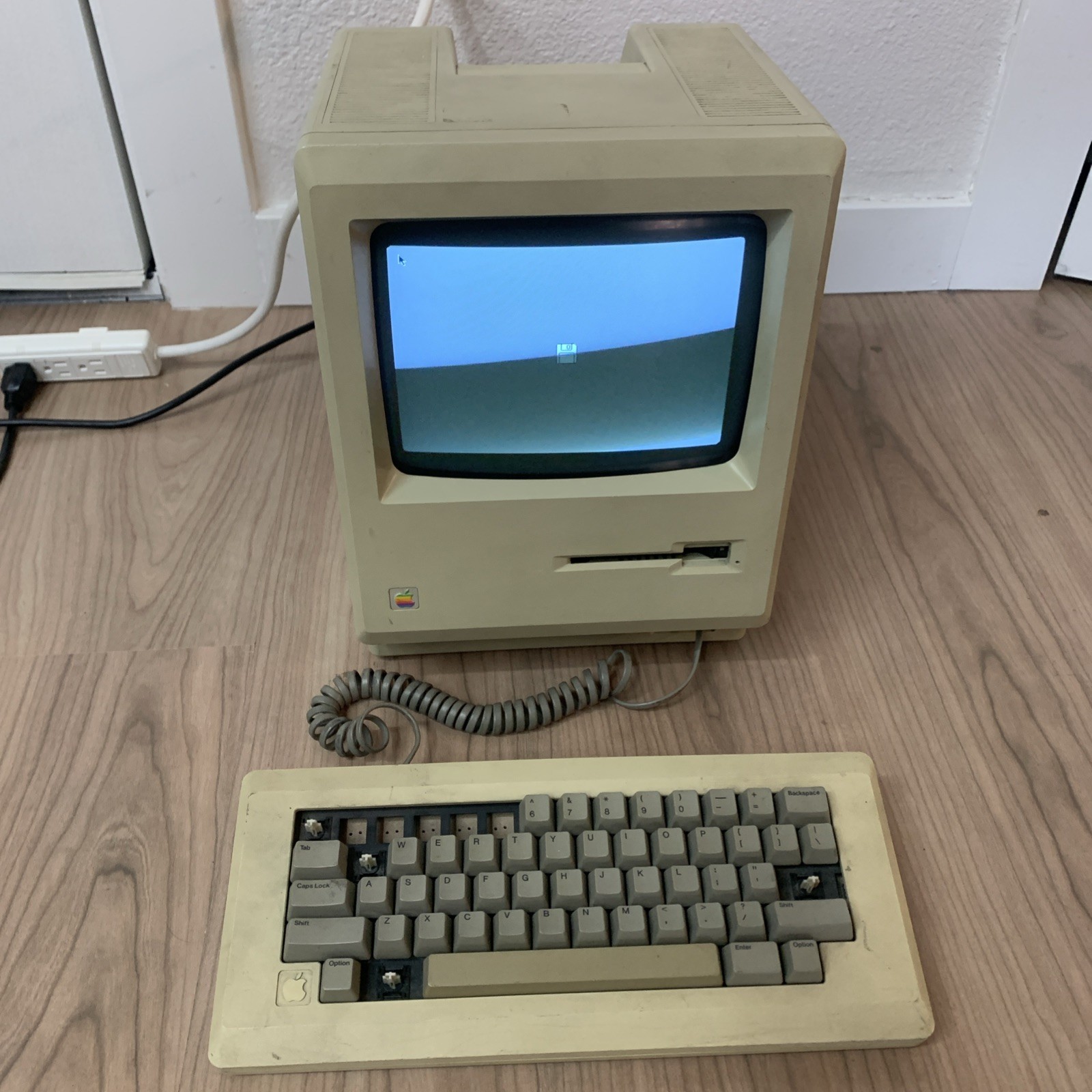 Apple Macintosh 512K M0001W Vintage Mac Untested Turns On For Parts Apple Macintosh 512K M0001W Vintage Mac Untested Turns On For Parts