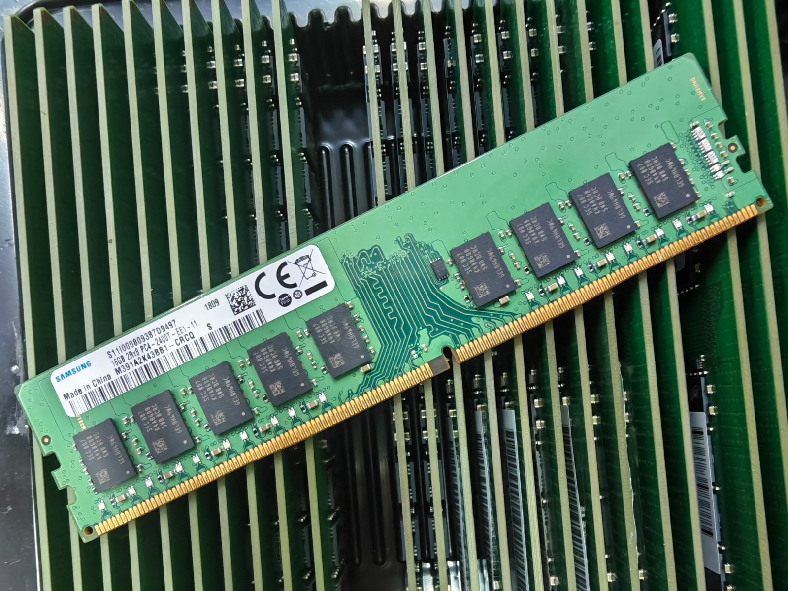 SAMSUNG 16GB DDR4 2400 MHz ECC UDIMM RAM 2Rx8 PC4-19200 M391A2K43BB1-CRCQ 288pin SAMSUNG 16GB DDR4 2400 MHz ECC UDIMM RAM 2Rx8 PC4-19200 M391A2K43BB1-CRCQ 288pin