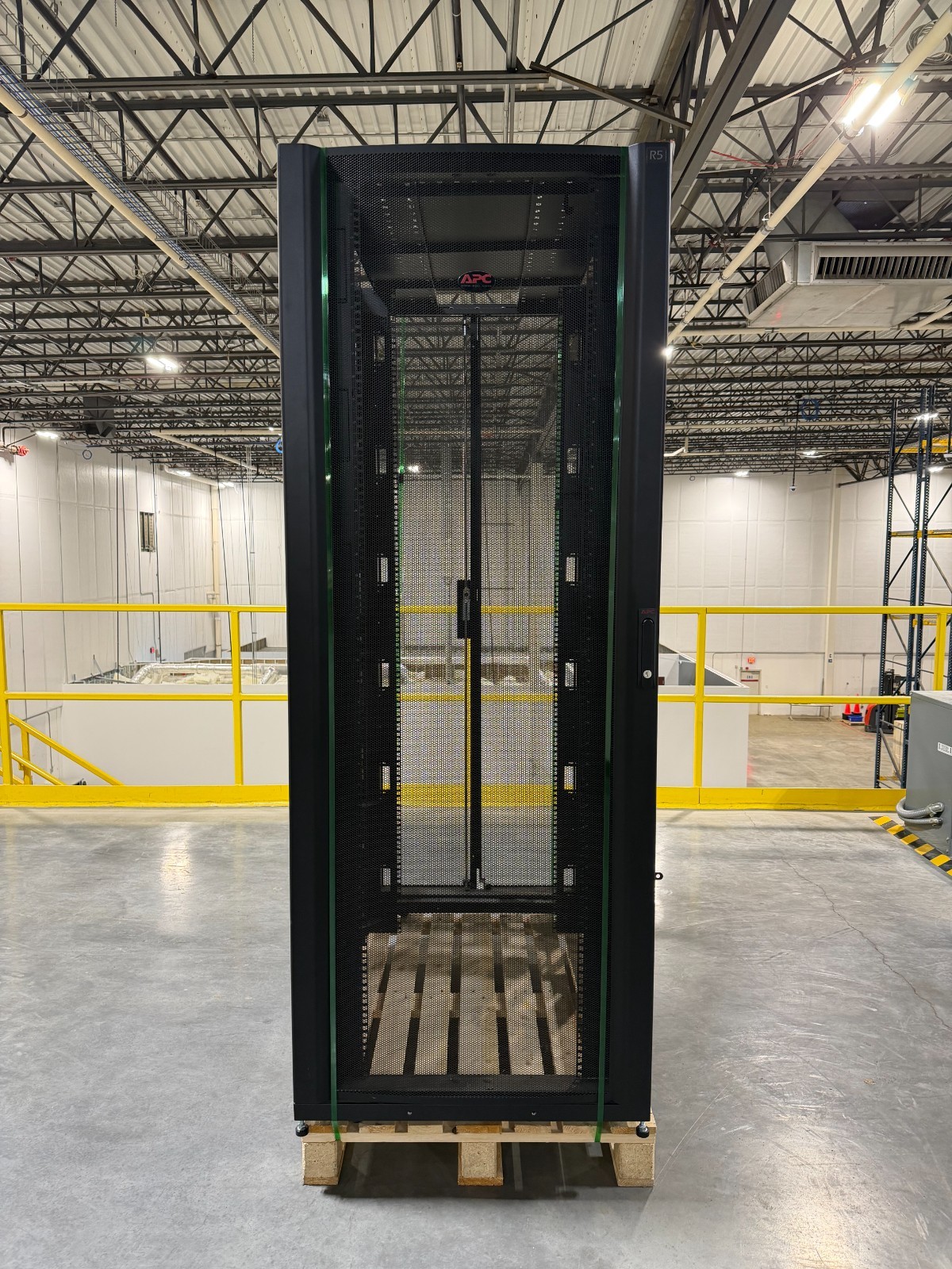 APC NetShelter 42U SX Base Rack (AR3350) APC NetShelter 42U SX Base Rack (AR3350)
