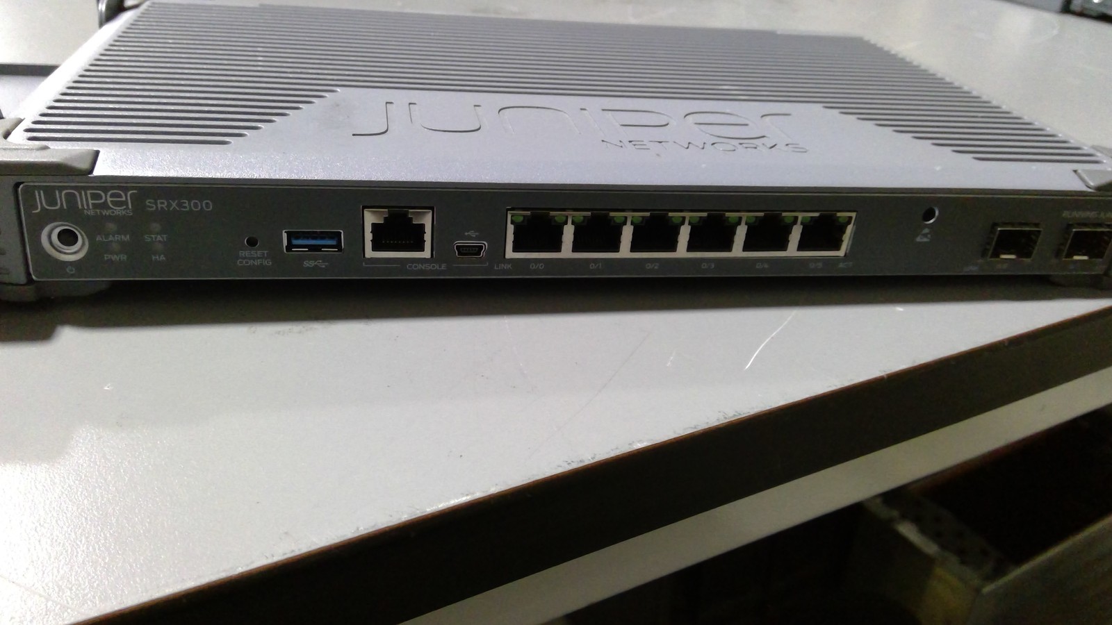 Juniper Networks SRX300 Rev: A Network Switch
