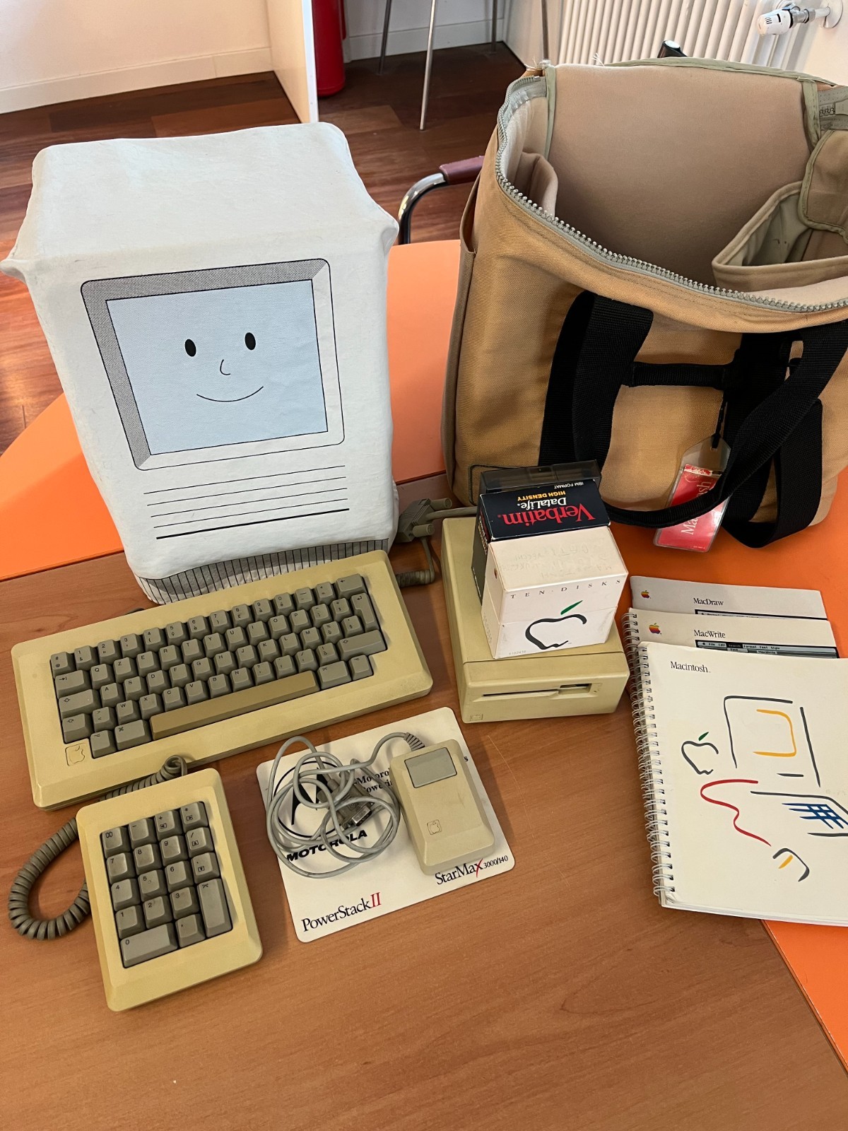 Apple Original 1984 Macintosh 128k M0001 Red Tag ext drive+numeric keypad+mouse Apple Original 1984 Macintosh 128k M0001 Red Tag ext drive+numeric keypad+mouse