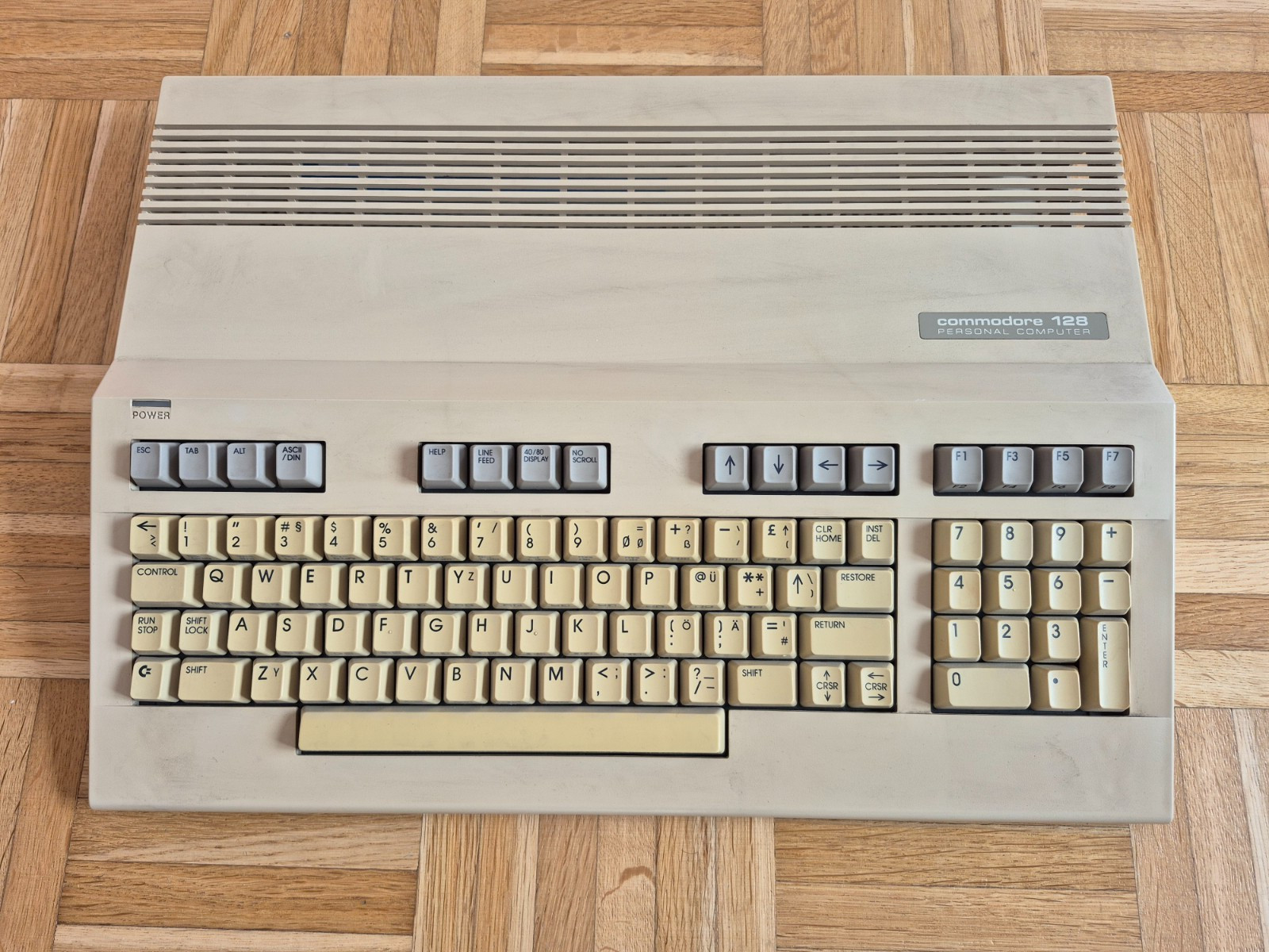 ✅ Case + Keyboard Commodore C128 ⭐ Good Condition ⭐ No Motherboard ⚡️ ✅ Case + Keyboard Commodore C128 ⭐ Good Condition ⭐ No Motherboard ⚡️