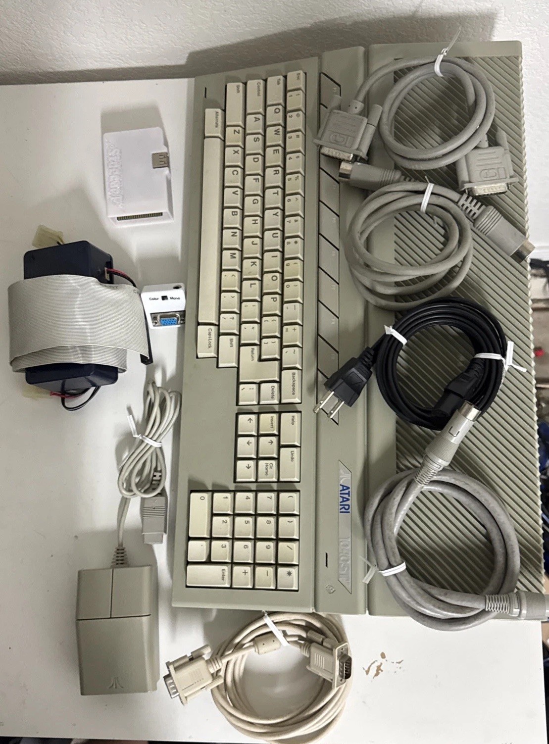 Atari 1040ST Personal Computer Desktop Vintage 1040ST SideCartridge Mouse VGA