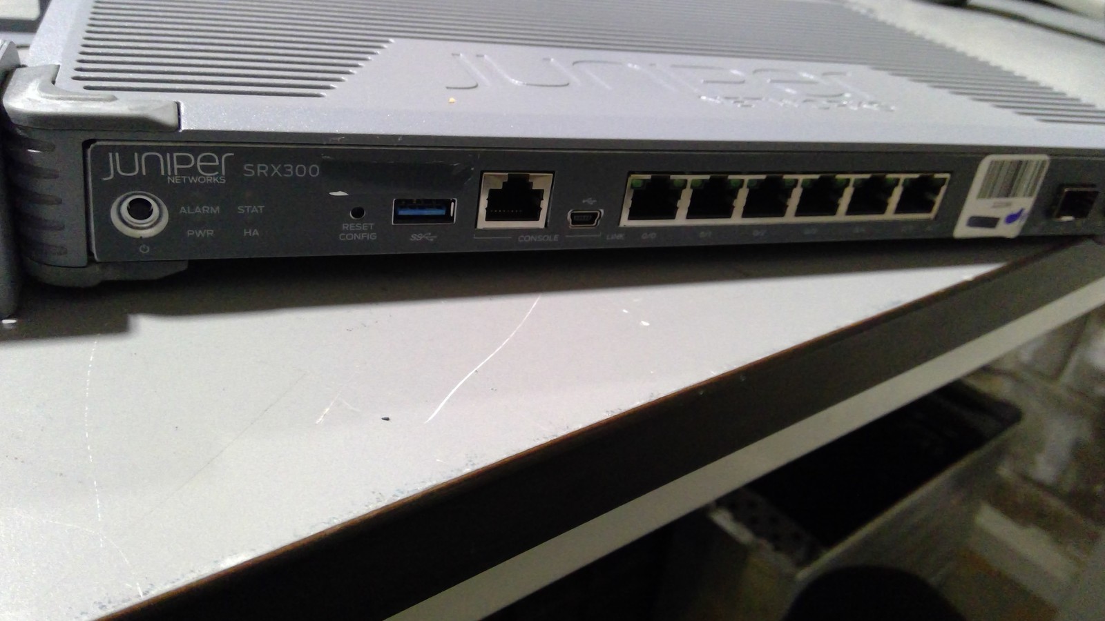 Juniper Networks SRX300-SYS-JB Rev: A Network Switch