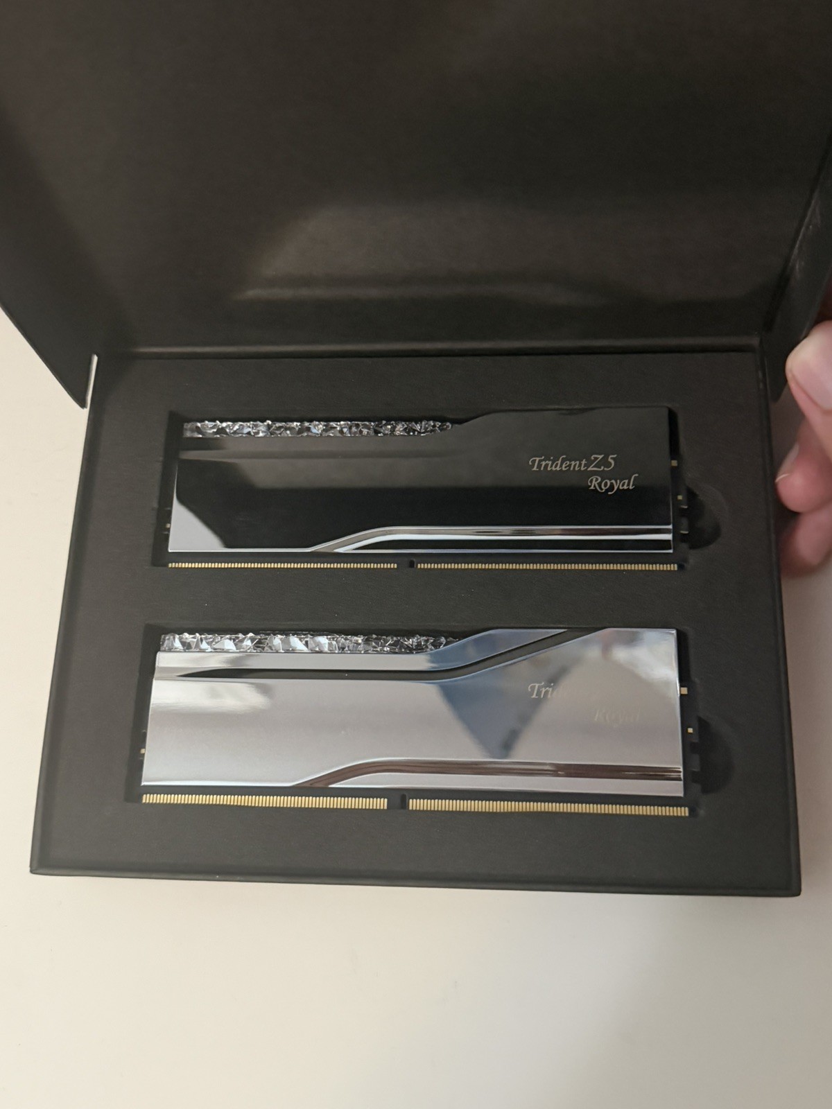 G.Skill Trident Z5 Royal Neo F5-6400J3039G16GX2-TR5NS G.Skill Trident Z5 Royal Neo F5-6400J3039G16GX2-TR5NS