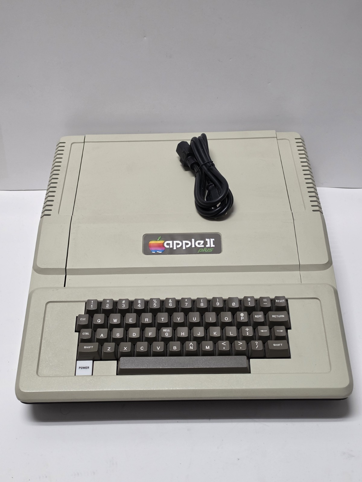 Apple II Plus Model A2S1048A Vintage Personal Computer Powers On, Read Apple II Plus Model A2S1048A Vintage Personal Computer Powers On, Read