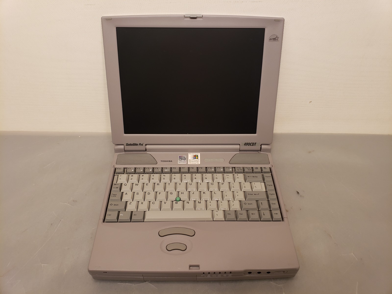 Vintage Toshiba Satellite Pro 490CDT Laptop PII 233MHz 96MB 4GB Win98 Bad Backli