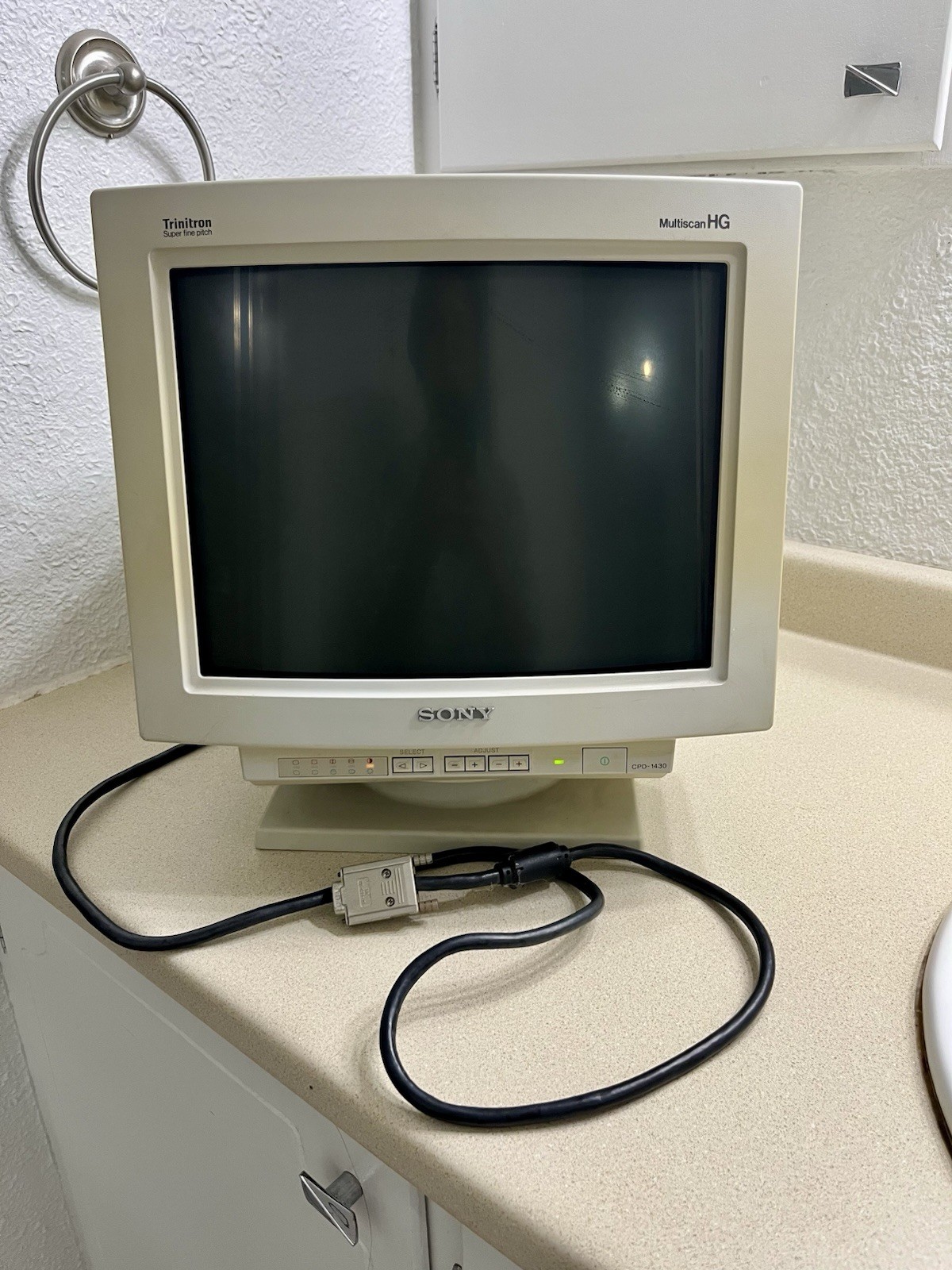 Vintage 1992 Sony Trinitron CPD-1430 Multiscan HG 14” CRT Monitor Powers On READ Vintage 1992 Sony Trinitron CPD-1430 Multiscan HG 14” CRT Monitor Powers On READ