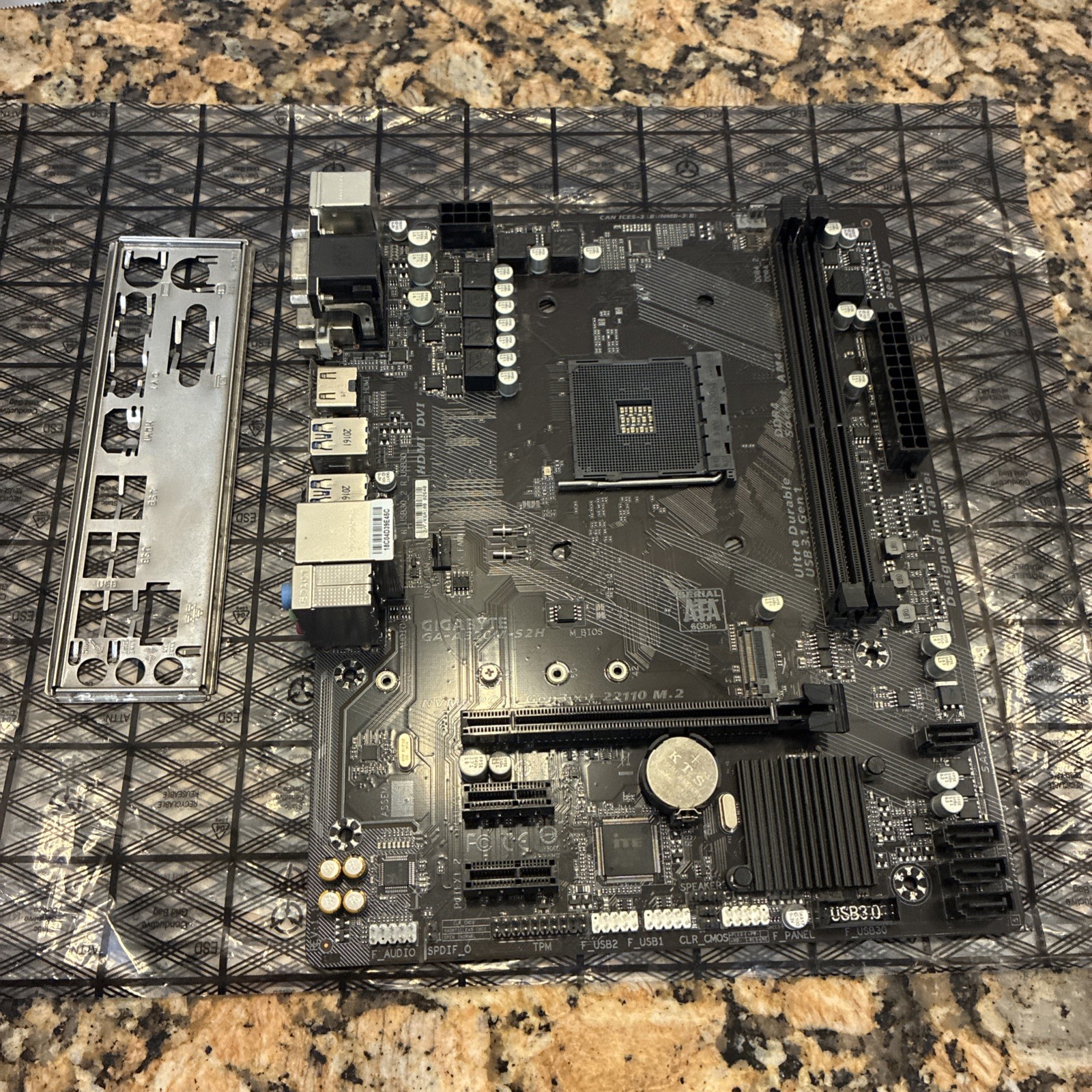GIGABYTE GA-A320M-S2H AMD AM4 DDR4 PCIe Gen 3x4 M.2 MOTHERBOARD W/ i/o Shield