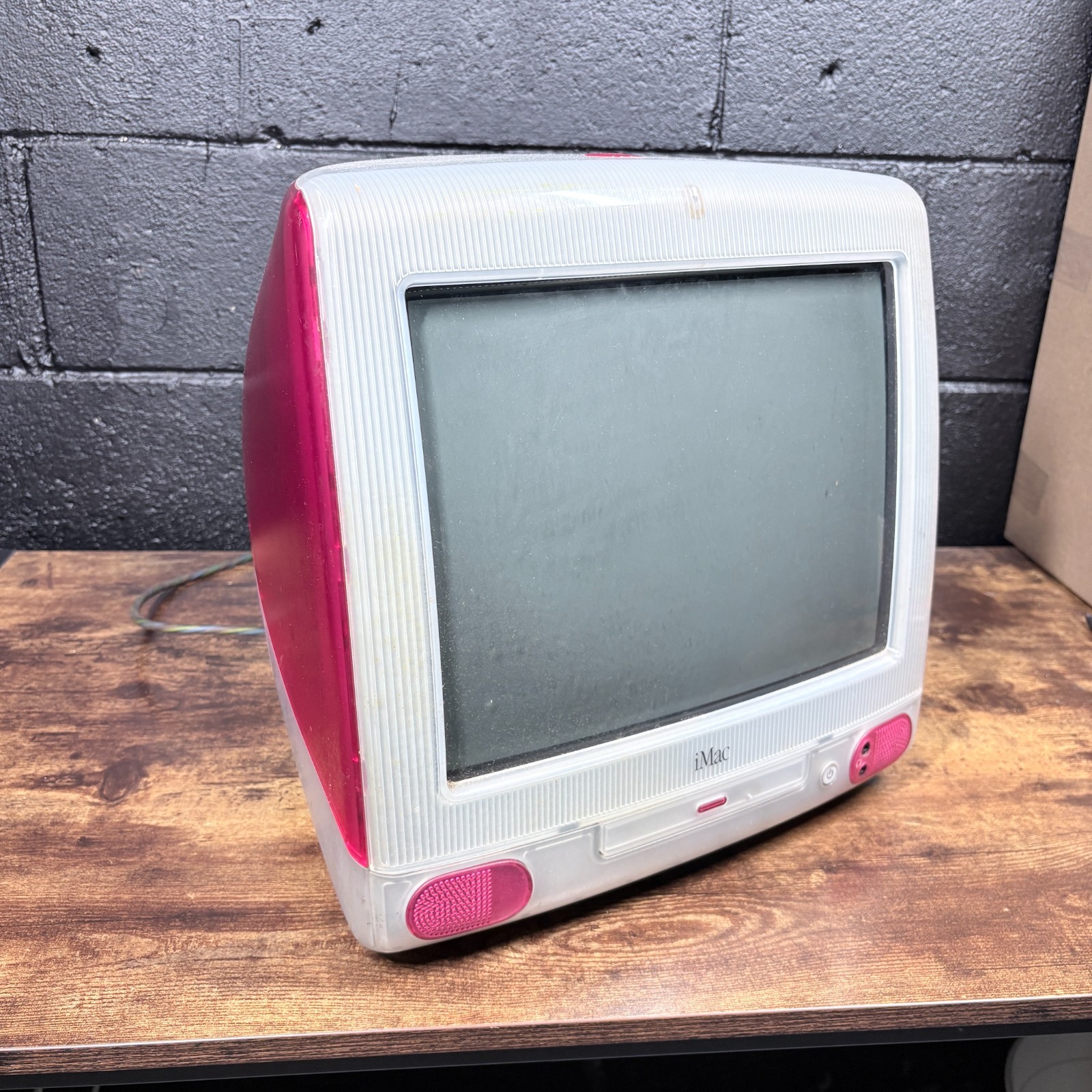 Vintage Apple iMac G3 Strawberry M4984 Desktop Computer Pink PARTS REPAIR Powers Vintage Apple iMac G3 Strawberry M4984 Desktop Computer Pink PARTS REPAIR Powers