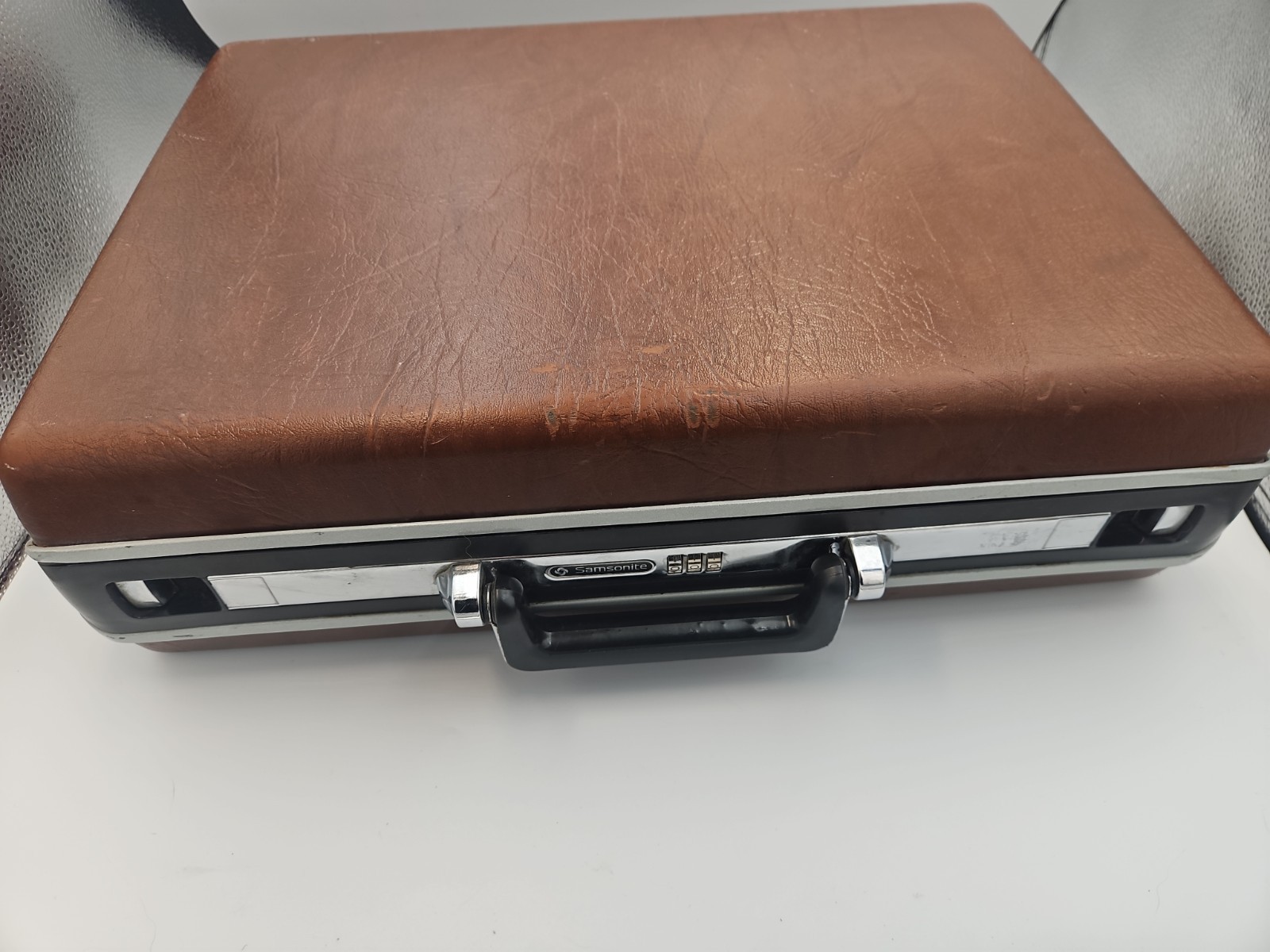 Vintage Samsonite Exec Briefcase Classic 70\'s Style Combo Lock. OMEGA