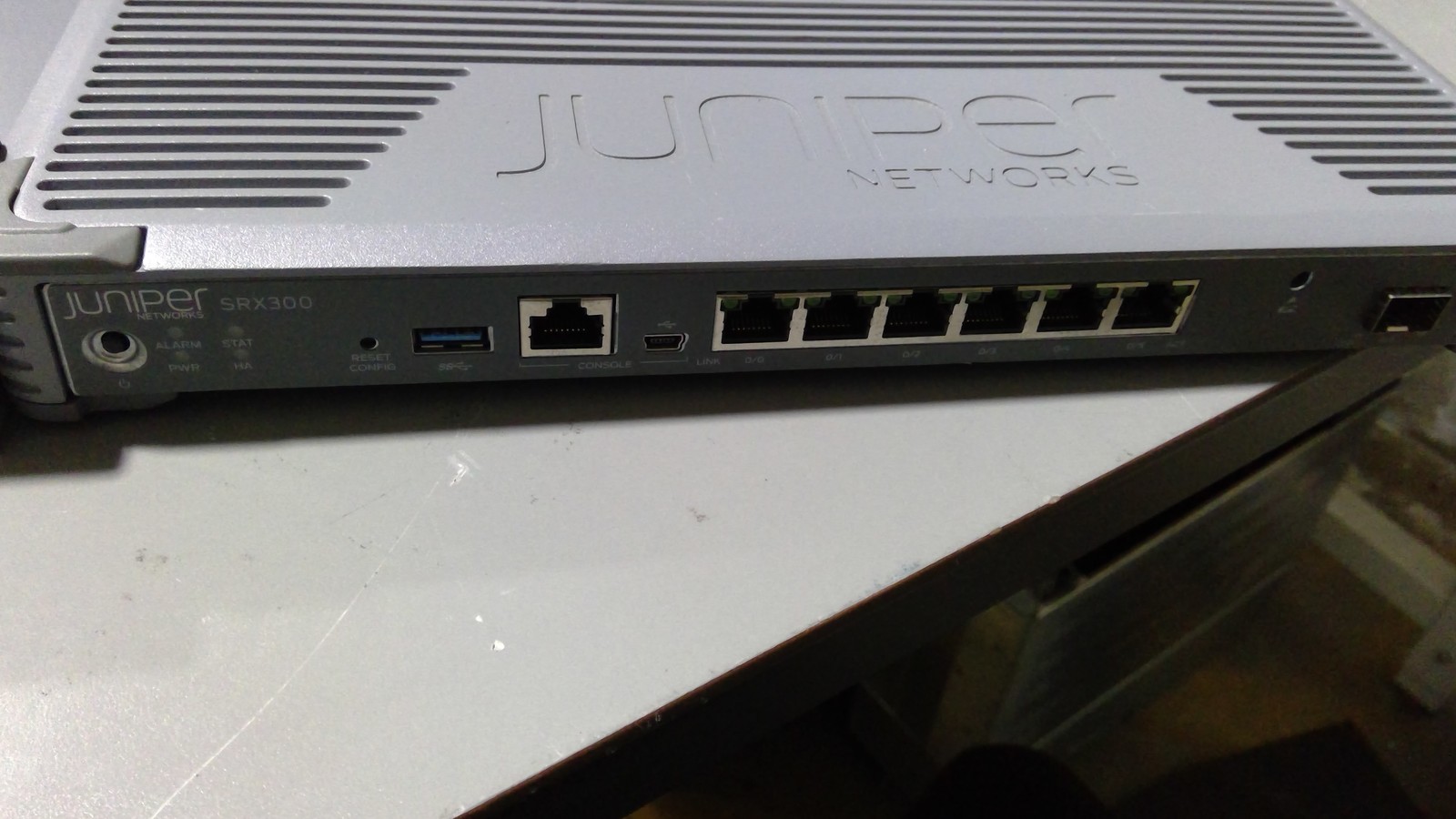Juniper Networks SRX300 Rev: A Network Switch
