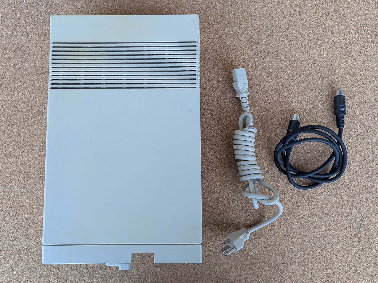 COMMODORE 1571 FLOPPY DRIVE WITH JIFFYDOS. TESTED AND WORKING