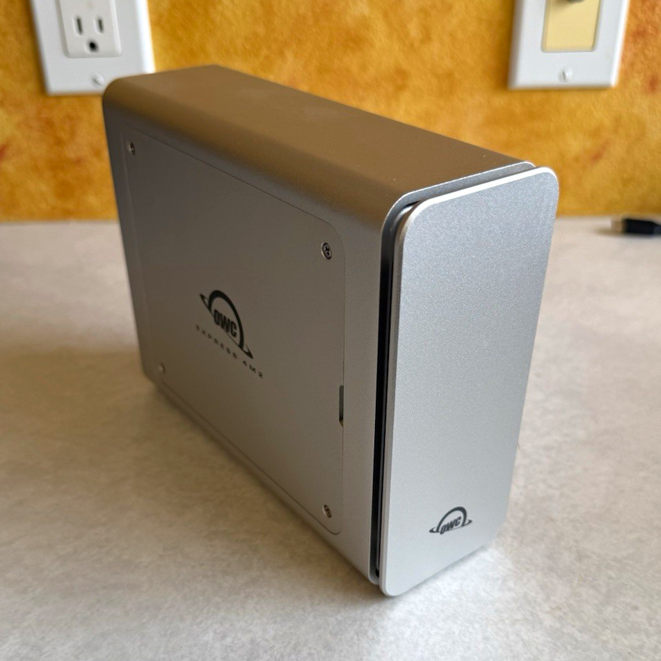 OWC Express 4M2 4x M.2 NVMe RAID Enclosure Aluminum w/ SoftRAID OWC Express 4M2 4x M.2 NVMe RAID Enclosure Aluminum w/ SoftRAID