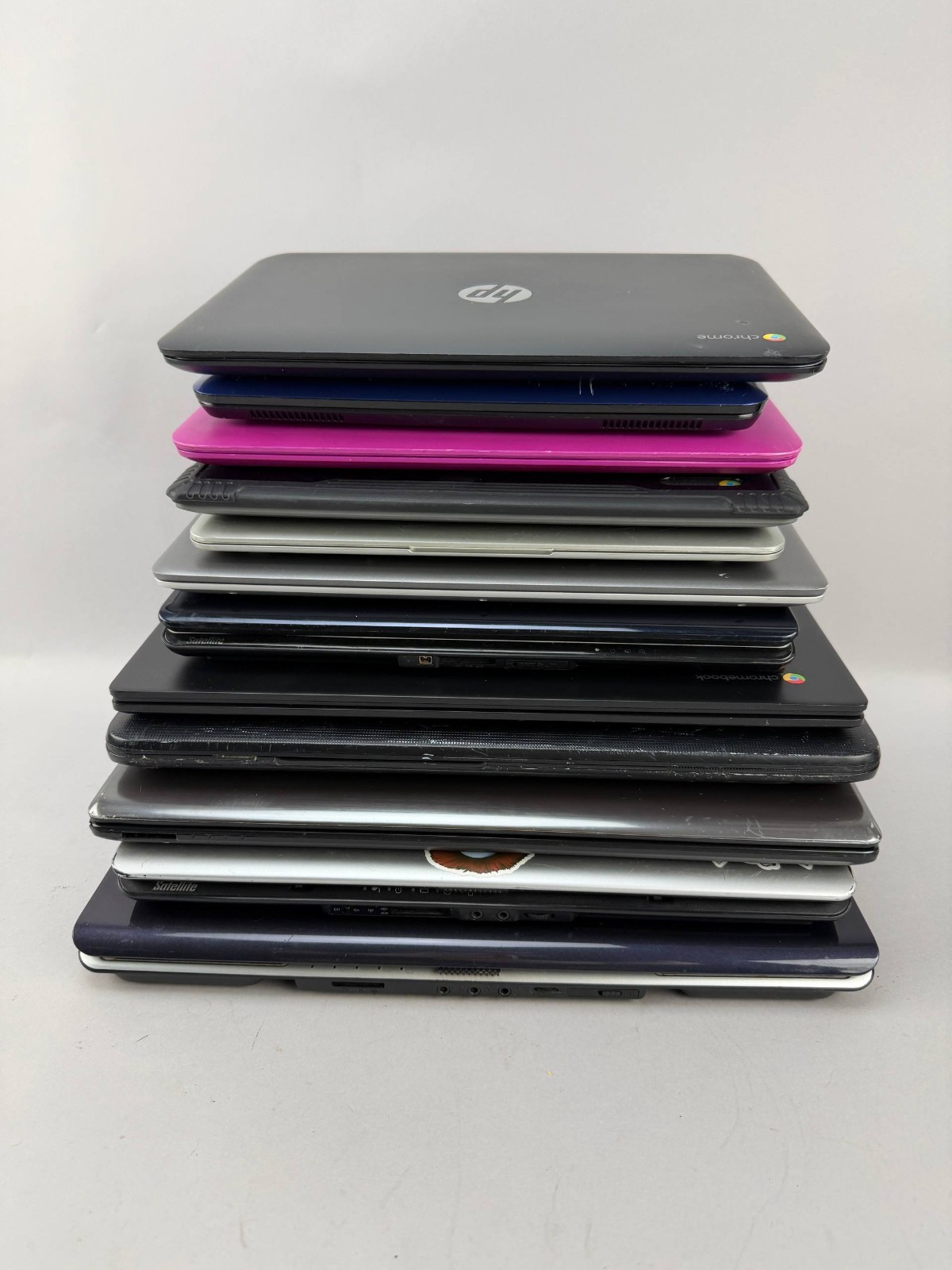 Lot of 12 Laptop Computers HP Toshiba Gateway Samsung