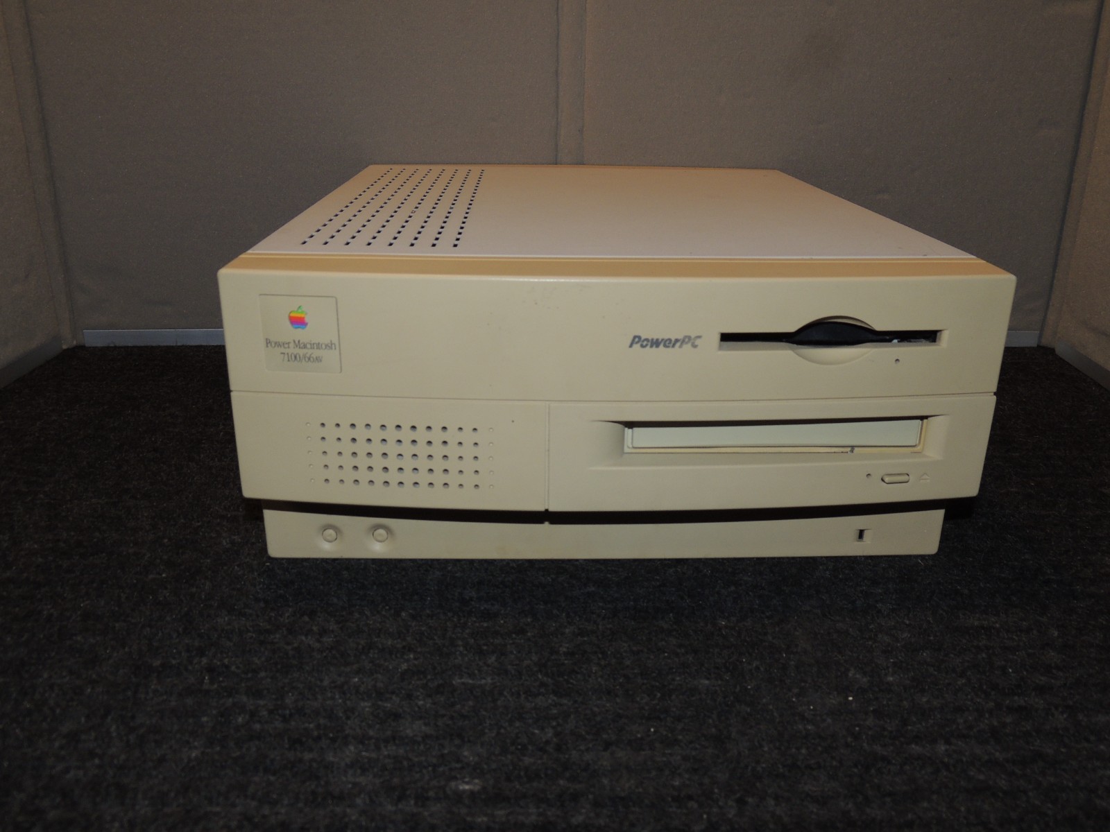 Vintage Power Macintosh 7100/ 66AV M2391