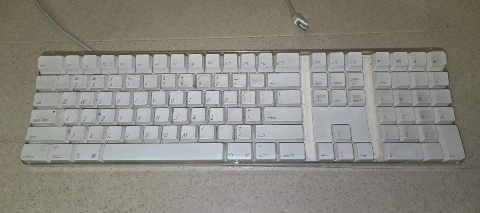 Vintage Apple Mac A1048 White Wired Full Size Keyboard w/ 2 USB Ports Works