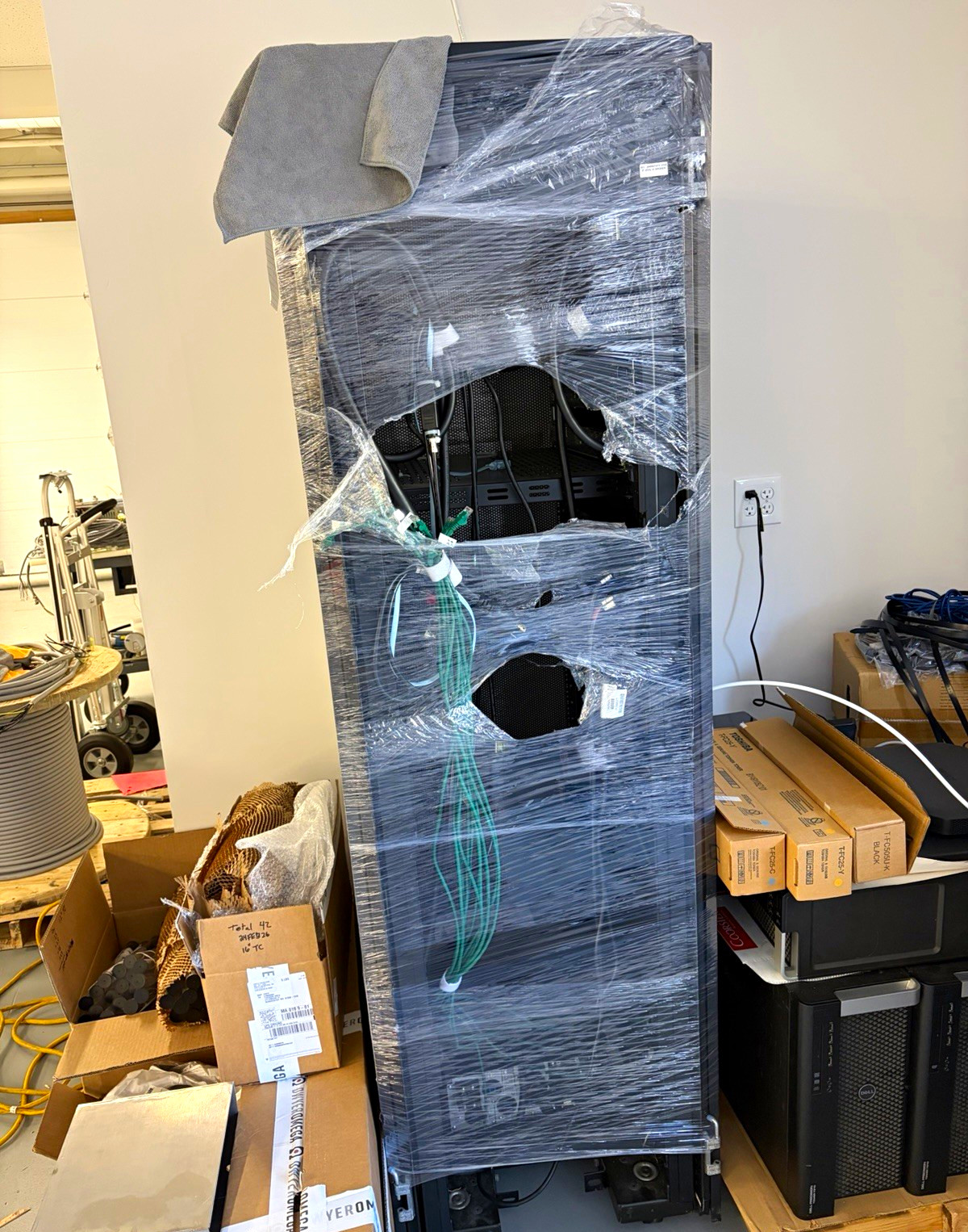 IBM 9307-RC4 42U 19in Freestanding Server Rack Cabinet 1000 lb Capacity