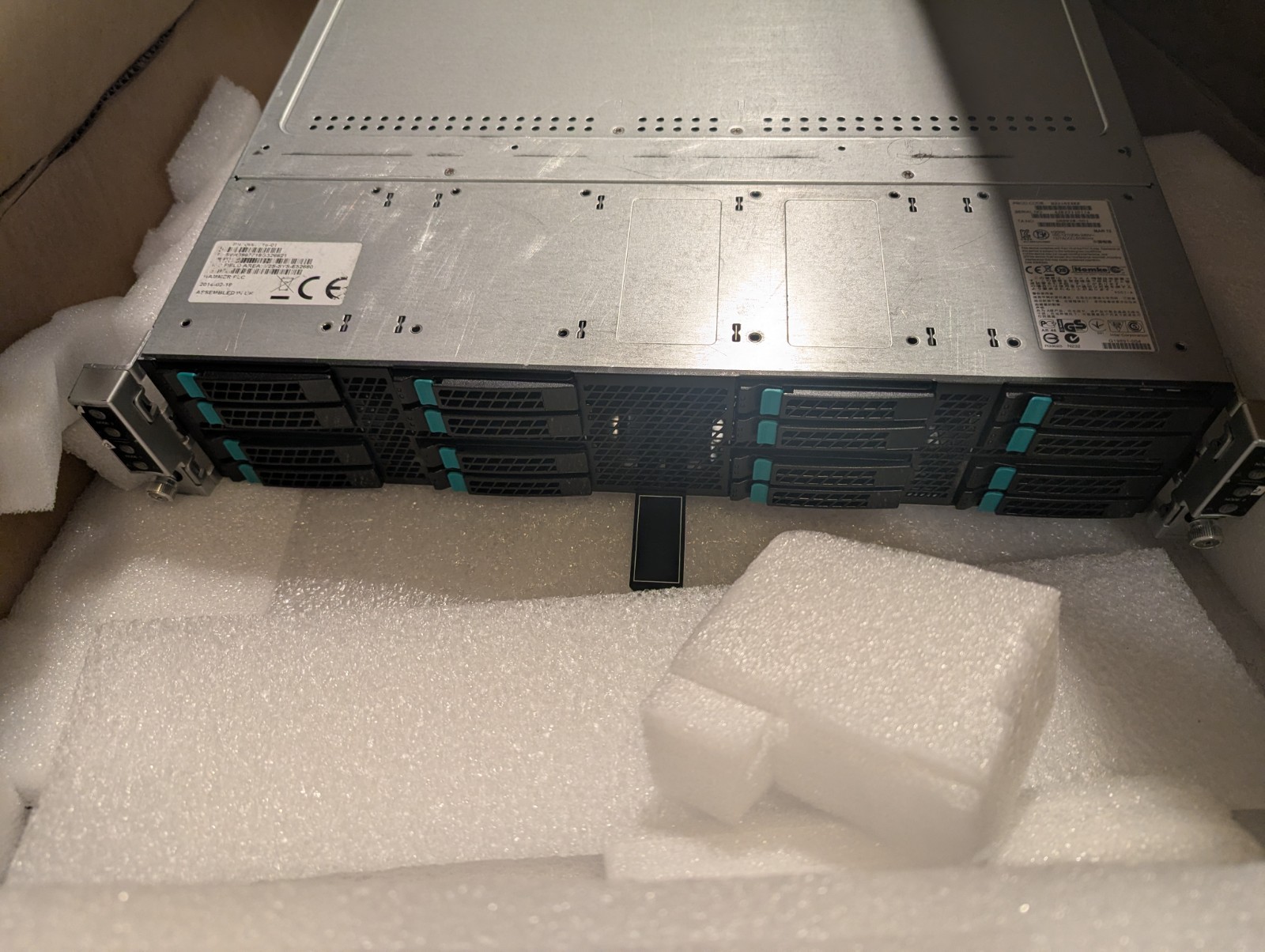 Intel H2000 4 Node H2216XXKR, 2x 1600w PSU HPC Server Chassis 16x 2.5 Intel H2000 4 Node H2216XXKR, 2x 1600w PSU HPC Server Chassis 16x 2.5