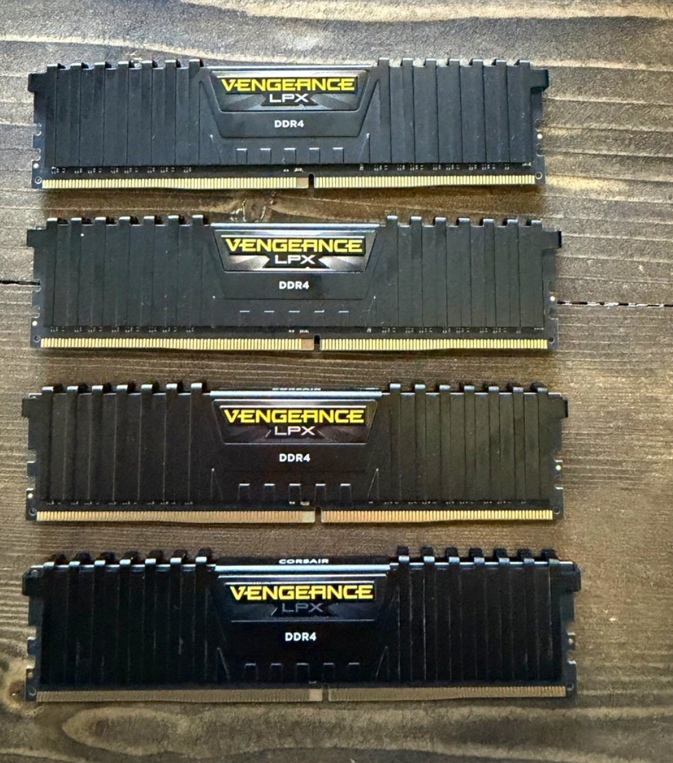 Corsair Vengeance LPX 32GB (4x8GB) DDR4-2400 PC4-19200 DIMM CMK64GX4M4A2400C14