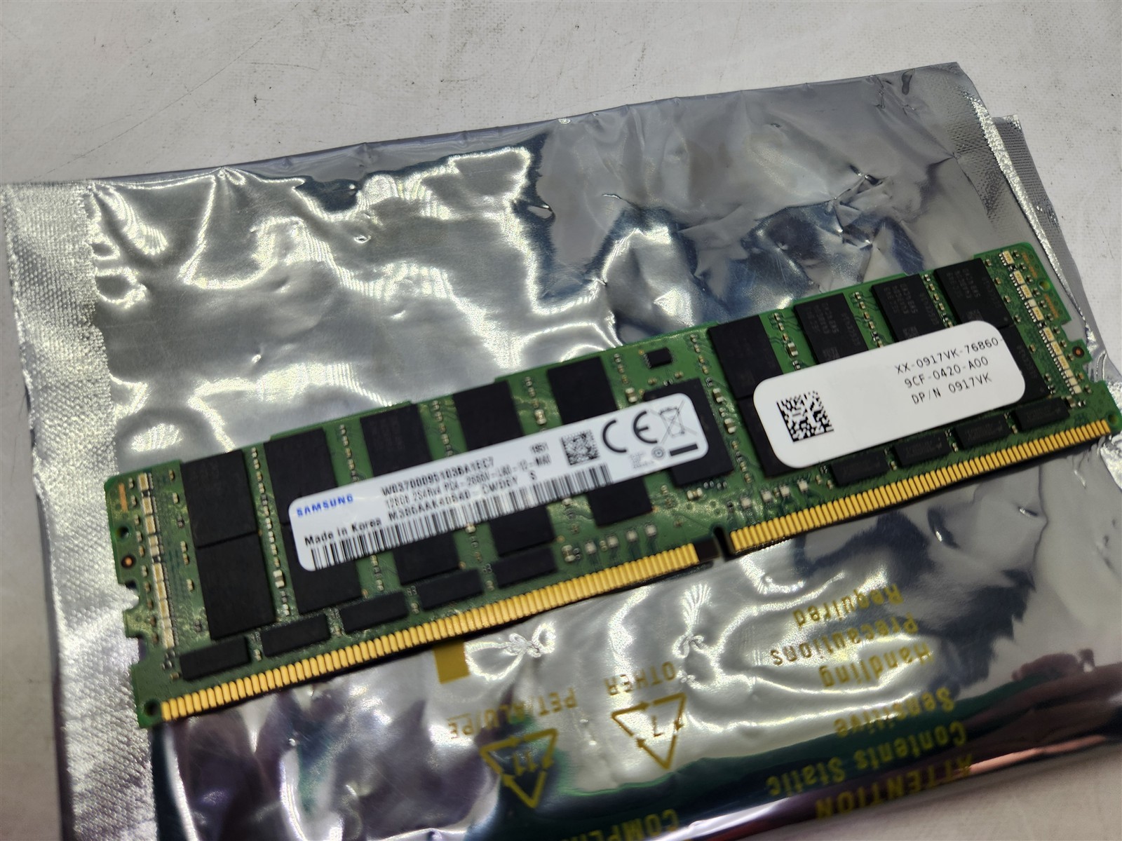 Samsung 128GB 4DRX4 PC4 Ddr4-2666V Server Memory RAM M386AAK40B40 Samsung 128GB 4DRX4 PC4 Ddr4-2666V Server Memory RAM M386AAK40B40