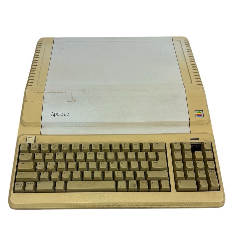 Vintage Apple IIe Platinum 128k Computer A2S2128 ~ Powers On