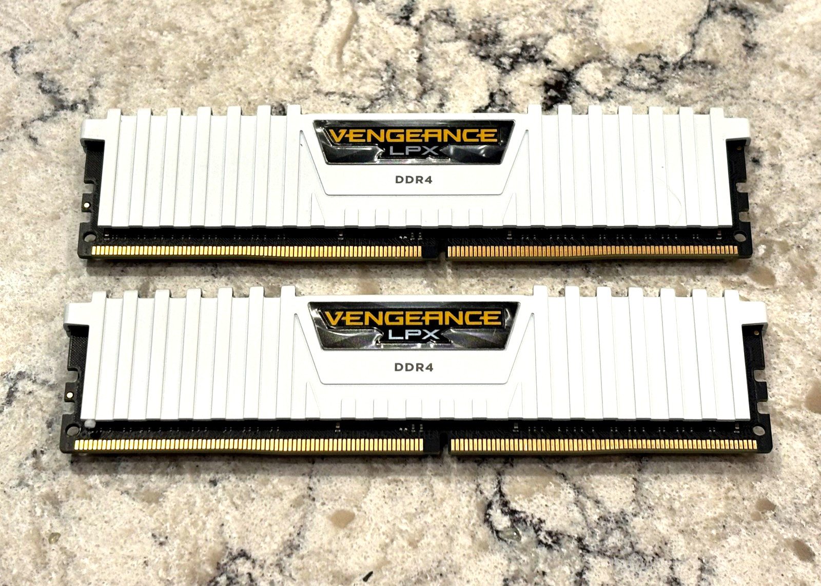 Corsair Vengeance LPX 32GB (2x16GB) RAM DDR4 3200MHz CMK32GX4M2B3200C16W Corsair Vengeance LPX 32GB (2x16GB) RAM DDR4 3200MHz CMK32GX4M2B3200C16W