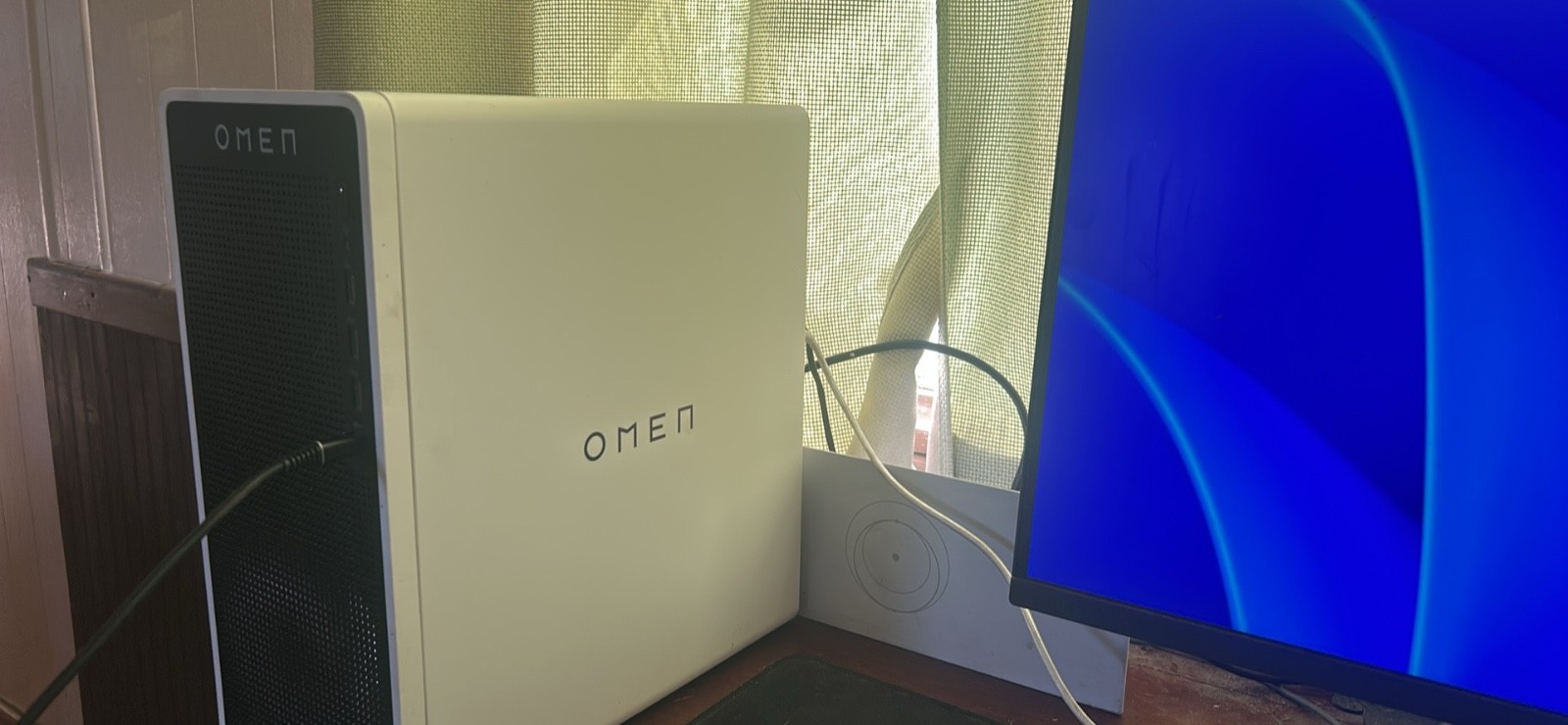 OMEN 16L Gaming Desktop TG03-0xxx Intel i5-14400F RTX 5060 Ti 16GB 1TB SSD White