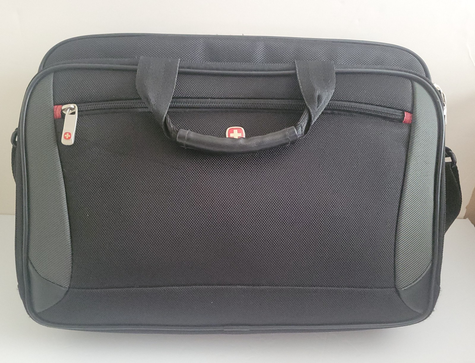 SwissGear Wenger Mainframe 16 Laptop Briefcase Black SKU 64038010 Excellent Cond SwissGear Wenger Mainframe 16 Laptop Briefcase Black SKU 64038010 Excellent Cond